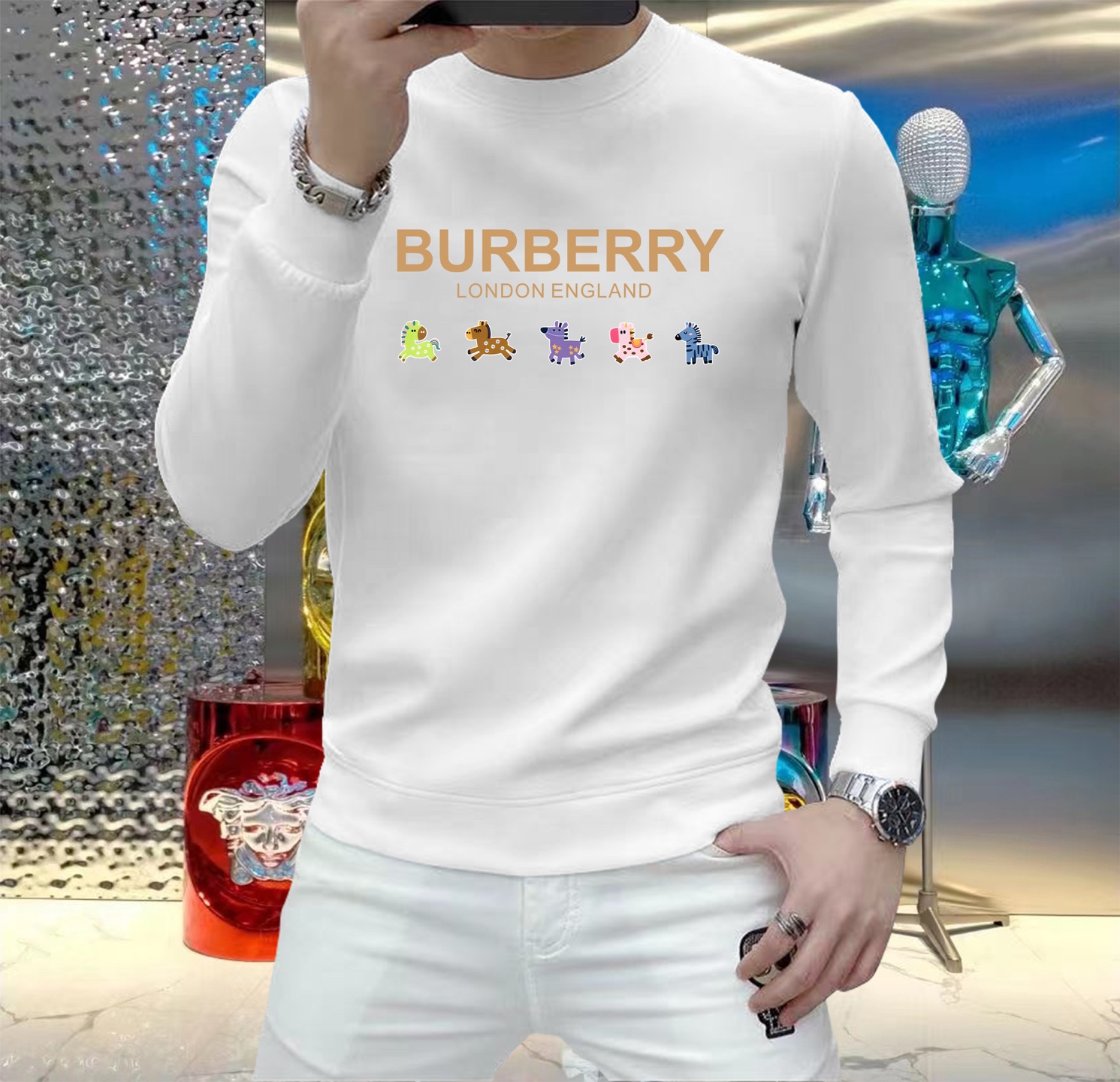 NO:594768,Burberry 2025 autumn and winter European counter new styles  Top-quality original fashion casual long-sleeved T-shirt sweatshirt. Customized by early autumn fashion internet celebrities. It is made of imported high-density silk cotton fabrics and exquisite original logo. It has excellent comfort and breathability. It is soft, anti-wrinkle, elastic and has excellent drape. It is very handsome whether worn alone or as an inner layer. It is in line with men's practical dressing habits.  Pursuing luxury, noble and elegant style, creating extraordinary men's taste, the first choice for urban fashion men. Sizes M~5XL (can wear 110~215 pounds), burberry, hoodie, sweatshirts, tees, t-shirt, alexander  wang19860909巴宝莉 2025秋冬欧洲专柜新款 顶级原单时尚休闲长袖T恤卫衣.早秋时尚网红潮人定制,精选进口高密度蚕丝棉面料,精致原版logo打造,舒适性与透气性兼优,柔软抗皱弹性和垂性极佳,无论是单穿或是内搭都是帅气十足,吻合了男性实用穿衣习惯,追求奢华高贵优雅风范,打造不凡男士品味,都市时尚男士首选.尺码M~5XL(可穿110～215斤）,,burberry,hoodie,sweatshirts,tees，t-shirt,alexander wang,Men's clothing