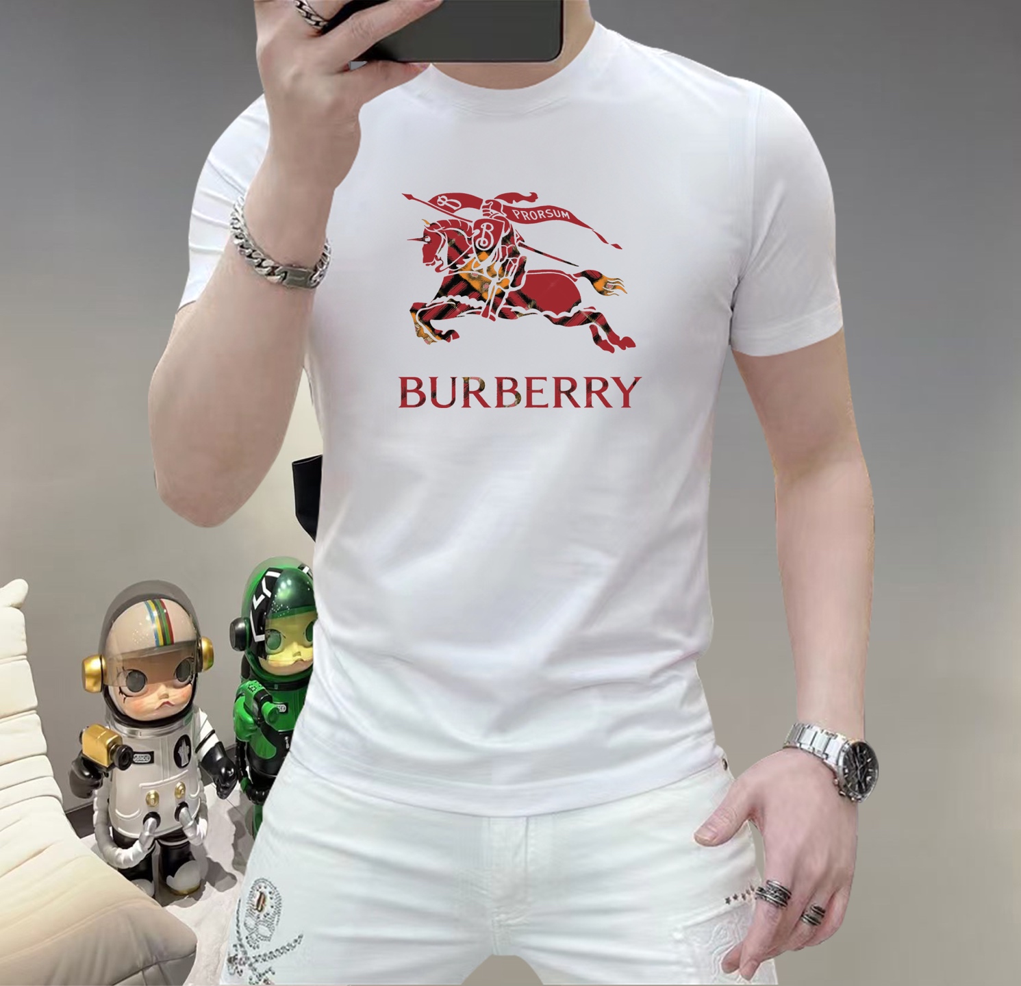 NO:733792,Burberry This spring, let your skin feel the ultimate gentleness and comfort!  The new men's summer round neck silk cotton short-sleeved T-shirt is now available!  Selected high-quality silk cotton, soft and breathable, light and fit, allowing you to stay cool and comfortable in the hot summer. Classic round neck design, simple but not simple, can be easily controlled whether it is daily outings or casual gatherings. A variety of fashionable color options to meet your pursuit of personality, making every day full of freshness. Sizes M-5XL, burberry, T-shirt, tees, t-shirt,19860909巴宝莉 这个春天,让肌肤感受极致的温柔与舒适！ 全新男士夏季圆领蚕丝棉短袖T恤,现已优雅登场！ 精选优质蚕丝棉,柔软透气,轻盈贴合,让你在炎炎夏日也能保持清爽自在. 经典圆领设计,简约而不简单,无论是日常出街还是休闲聚会,都能轻松驾驭. 多种时尚色彩选择,满足你对个性的追求,让每一天都充满新鲜感. 尺码 M-5XL,,burberry,T-shirt,tees，t-shirt,,Men's clothing