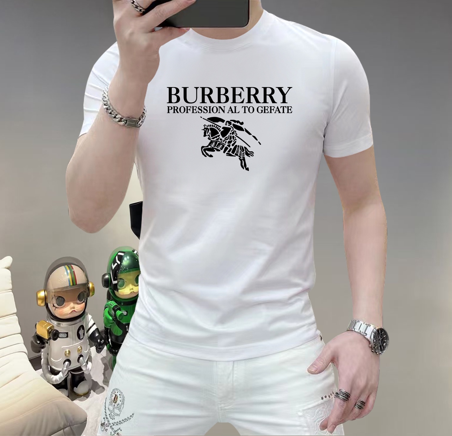 NO:733782,Burberry This spring, let your skin feel the ultimate gentleness and comfort!  The new men's summer round neck silk cotton short-sleeved T-shirt is now available!  Selected high-quality silk cotton, soft and breathable, light and fit, allowing you to stay cool and comfortable in the hot summer. Classic round neck design, simple but not simple, can be easily controlled whether it is daily outings or casual gatherings. A variety of fashionable color options to meet your pursuit of personality, making every day full of freshness. Sizes M-5XL, burberry, T-shirt, tees, t-shirt,19860909巴宝莉 这个春天,让肌肤感受极致的温柔与舒适！ 全新男士夏季圆领蚕丝棉短袖T恤,现已优雅登场！ 精选优质蚕丝棉,柔软透气,轻盈贴合,让你在炎炎夏日也能保持清爽自在. 经典圆领设计,简约而不简单,无论是日常出街还是休闲聚会,都能轻松驾驭. 多种时尚色彩选择,满足你对个性的追求,让每一天都充满新鲜感. 尺码 M-5XL,,burberry,T-shirt,tees，t-shirt,,Men's clothing