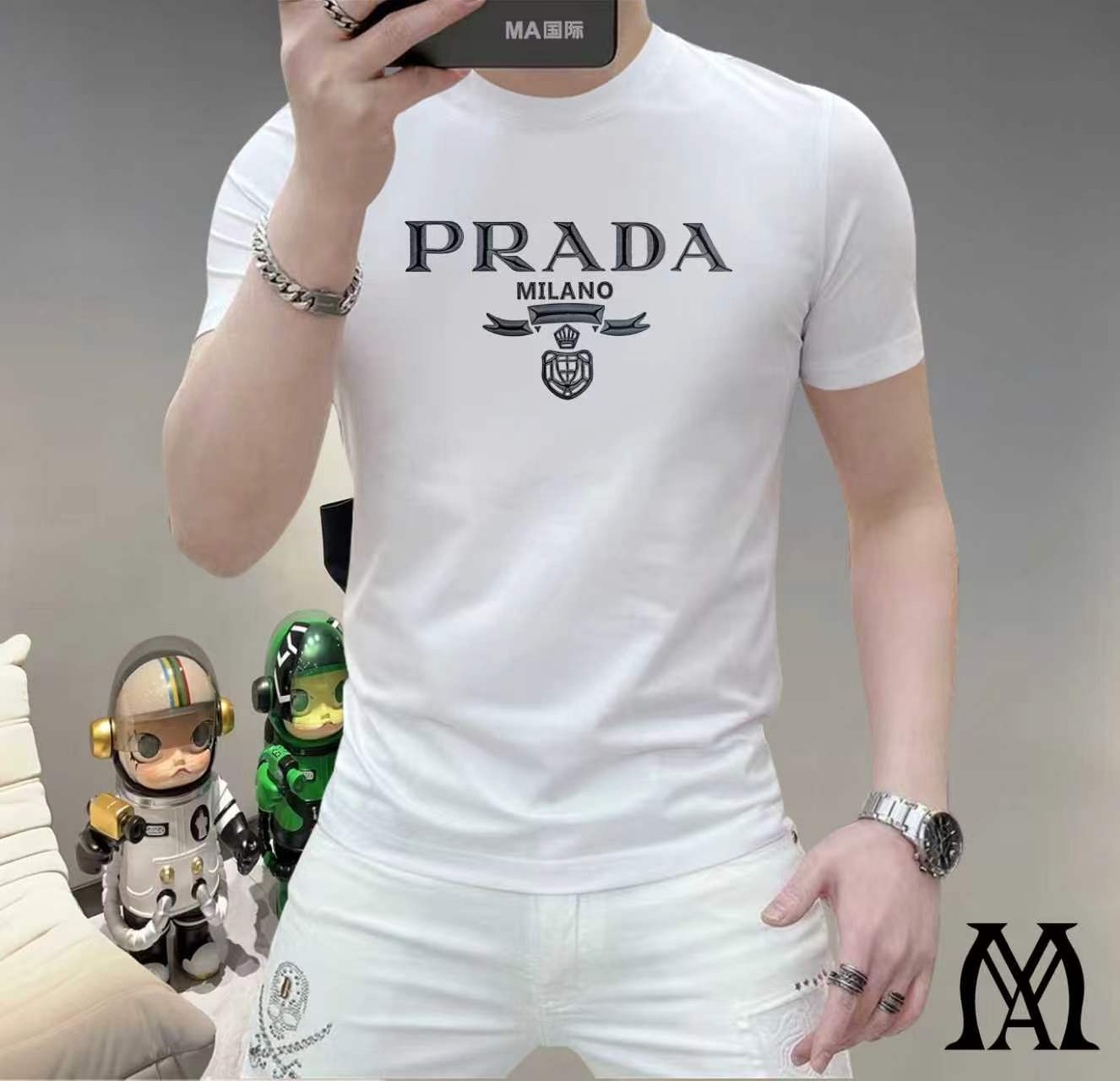 NO:760913,Prada This spring, let your skin feel the ultimate gentleness and comfort!  The new men's summer round neck silk cotton short-sleeved T-shirt is now available!  Selected high-quality silk cotton, soft and breathable, light and fit, allowing you to stay cool and comfortable in the hot summer. Classic round neck design, simple but not simple, can be easily controlled whether it is daily outings or casual gatherings. A variety of fashionable color options to meet your pursuit of personality, making every day full of freshness. Size M-5XL, prada, T-shirt, tees, t-shirt,19860909普拉达 这个春天,让肌肤感受极致的温柔与舒适！ 全新男士夏季圆领蚕丝棉短袖T恤,现已优雅登场！ 精选优质蚕丝棉,柔软透气,轻盈贴合,让你在炎炎夏日也能保持清爽自在. 经典圆领设计,简约而不简单,无论是日常出街还是休闲聚会,都能轻松驾驭. 多种时尚色彩选择,满足你对个性的追求,让每一天都充满新鲜感. 尺码 M-5XL,,prada,T-shirt,tees，t-shirt,,Men's clothing