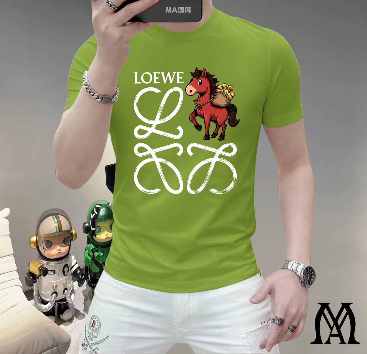 NO:760990,Loewe This spring, let your skin feel the ultimate gentleness and comfort!  The new men's summer round neck silk cotton short-sleeved T-shirt is now available!  Selected high-quality silk cotton, soft and breathable, light and fit, allowing you to stay cool and comfortable in the hot summer. Classic round neck design, simple but not simple, can be easily controlled whether it is daily outings or casual gatherings. A variety of fashionable color options to meet your pursuit of personality, making every day full of freshness. Sizes M-5XL,,loewe,T-shirt,tees,t-shirt,19860909罗意威 这个春天,让肌肤感受极致的温柔与舒适！ 全新男士夏季圆领蚕丝棉短袖T恤,现已优雅登场！ 精选优质蚕丝棉,柔软透气,轻盈贴合,让你在炎炎夏日也能保持清爽自在. 经典圆领设计,简约而不简单,无论是日常出街还是休闲聚会,都能轻松驾驭. 多种时尚色彩选择,满足你对个性的追求,让每一天都充满新鲜感. 尺码 M-5XL,,loewe,T-shirt,tees，t-shirt,,Men's clothing