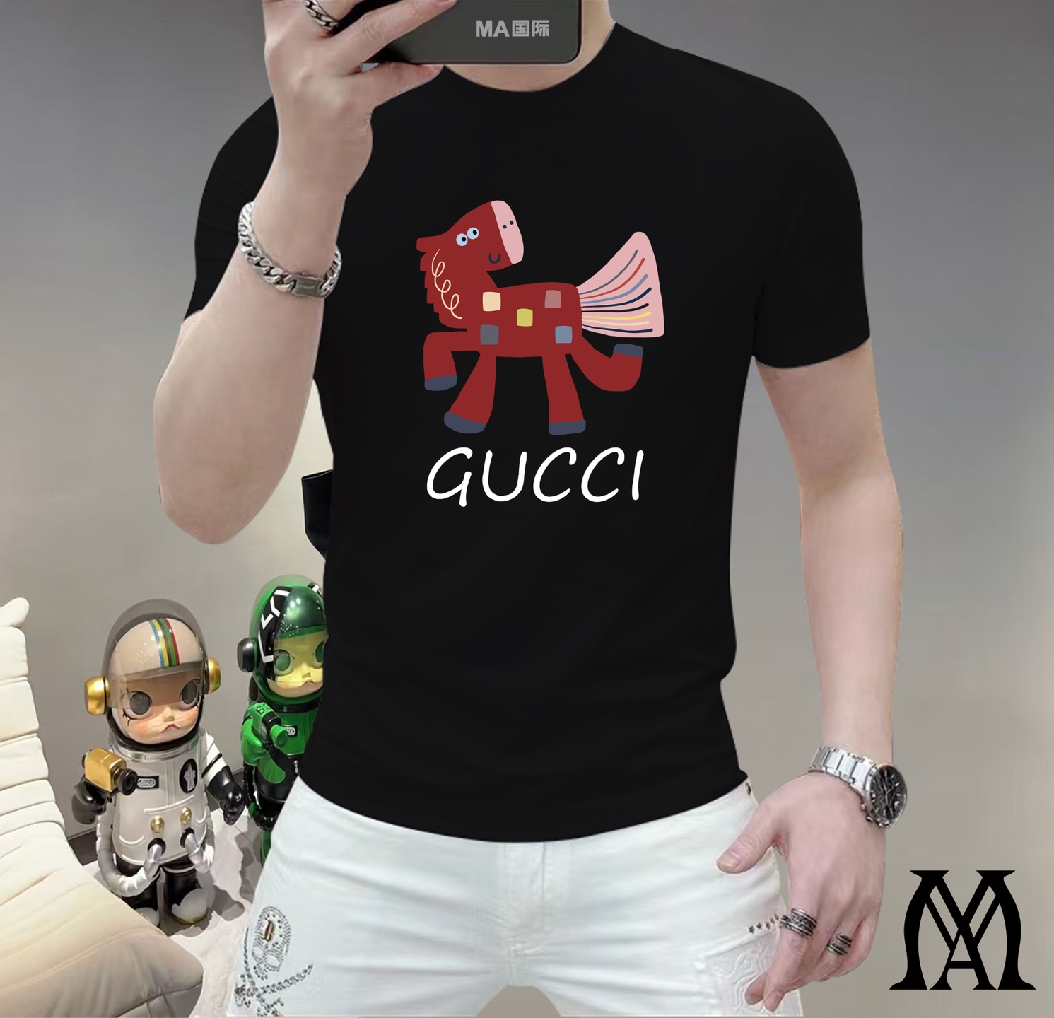 NO:760983,Gucci This spring, let your skin feel the ultimate gentleness and comfort!  The new men's summer round neck silk cotton short-sleeved T-shirt is now available!  Selected high-quality silk cotton, soft and breathable, light and fit, allowing you to stay cool and comfortable in the hot summer. Classic round neck design, simple but not simple, can be easily controlled whether it is daily outings or casual gatherings. A variety of fashionable color options to meet your pursuit of personality, making every day full of freshness. Sizes M-5XL, T-shirt, tees, t-shirt,19860909古奇 这个春天,让肌肤感受极致的温柔与舒适！ 全新男士夏季圆领蚕丝棉短袖T恤,现已优雅登场！ 精选优质蚕丝棉,柔软透气,轻盈贴合,让你在炎炎夏日也能保持清爽自在. 经典圆领设计,简约而不简单,无论是日常出街还是休闲聚会,都能轻松驾驭. 多种时尚色彩选择,满足你对个性的追求,让每一天都充满新鲜感. 尺码 M-5XL,,T-shirt,tees，t-shirt,,Men's clothing