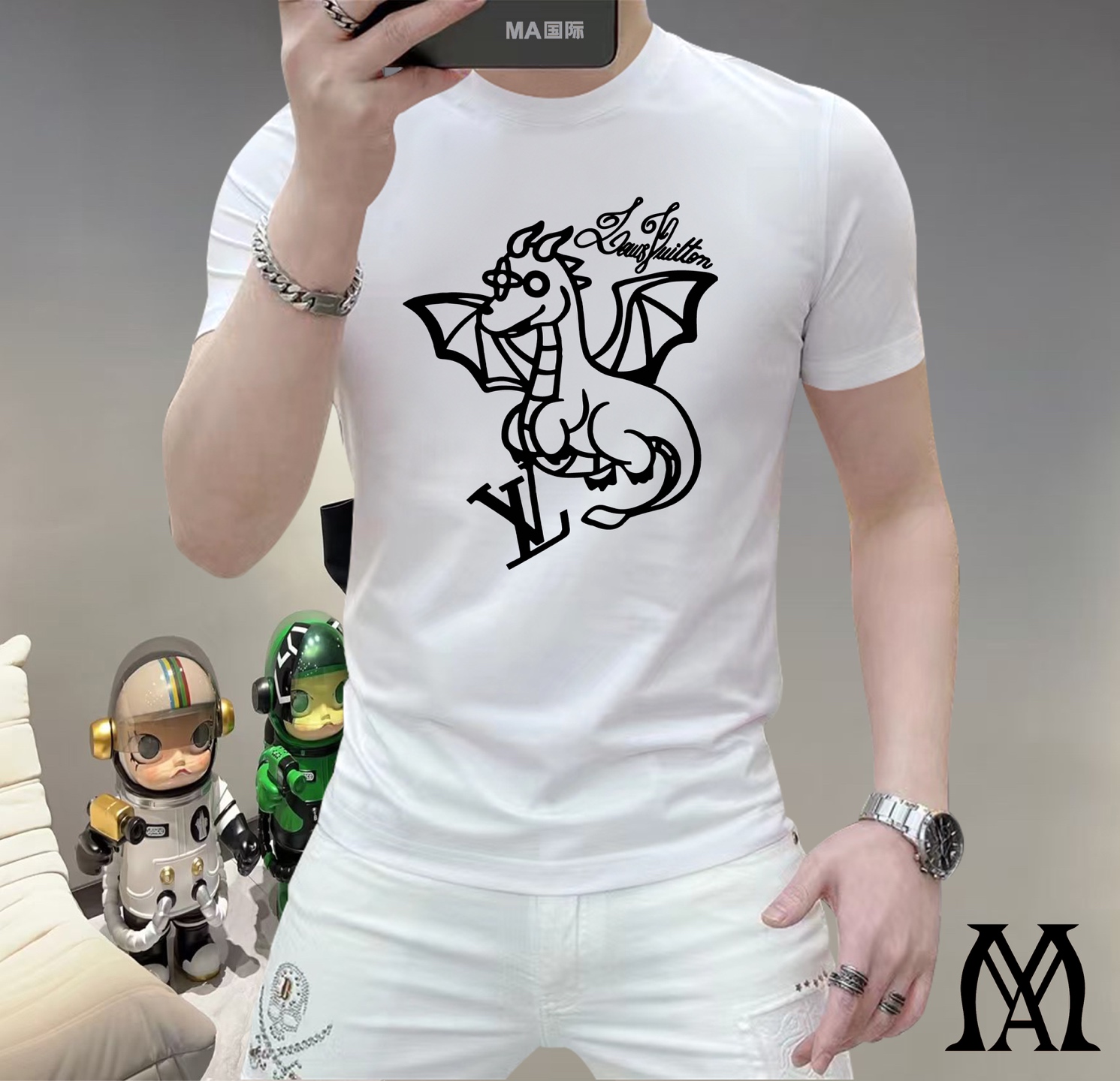 NO:760974,LV This spring, let your skin feel the ultimate gentleness and comfort!  The new men's summer round neck silk cotton short-sleeved T-shirt is now available!  Selected high-quality silk cotton, soft and breathable, light and fit, allowing you to stay cool and comfortable in the hot summer. Classic round neck design, simple but not simple, can be easily controlled whether it is a daily outing or a casual party. A variety of fashionable color options to meet your pursuit of personality, making every day full of freshness. Size M-5XL, Louis Vuitton, T-shirt, tees, t-shirt,19860909LV 这个春天,让肌肤感受极致的温柔与舒适！ 全新男士夏季圆领蚕丝棉短袖T恤,现已优雅登场！ 精选优质蚕丝棉,柔软透气,轻盈贴合,让你在炎炎夏日也能保持清爽自在. 经典圆领设计,简约而不简单,无论是日常出街还是休闲聚会,都能轻松驾驭. 多种时尚色彩选择,满足你对个性的追求,让每一天都充满新鲜感. 尺码 M-5XL,,louis vuitton,T-shirt,tees，t-shirt,,Men's clothing