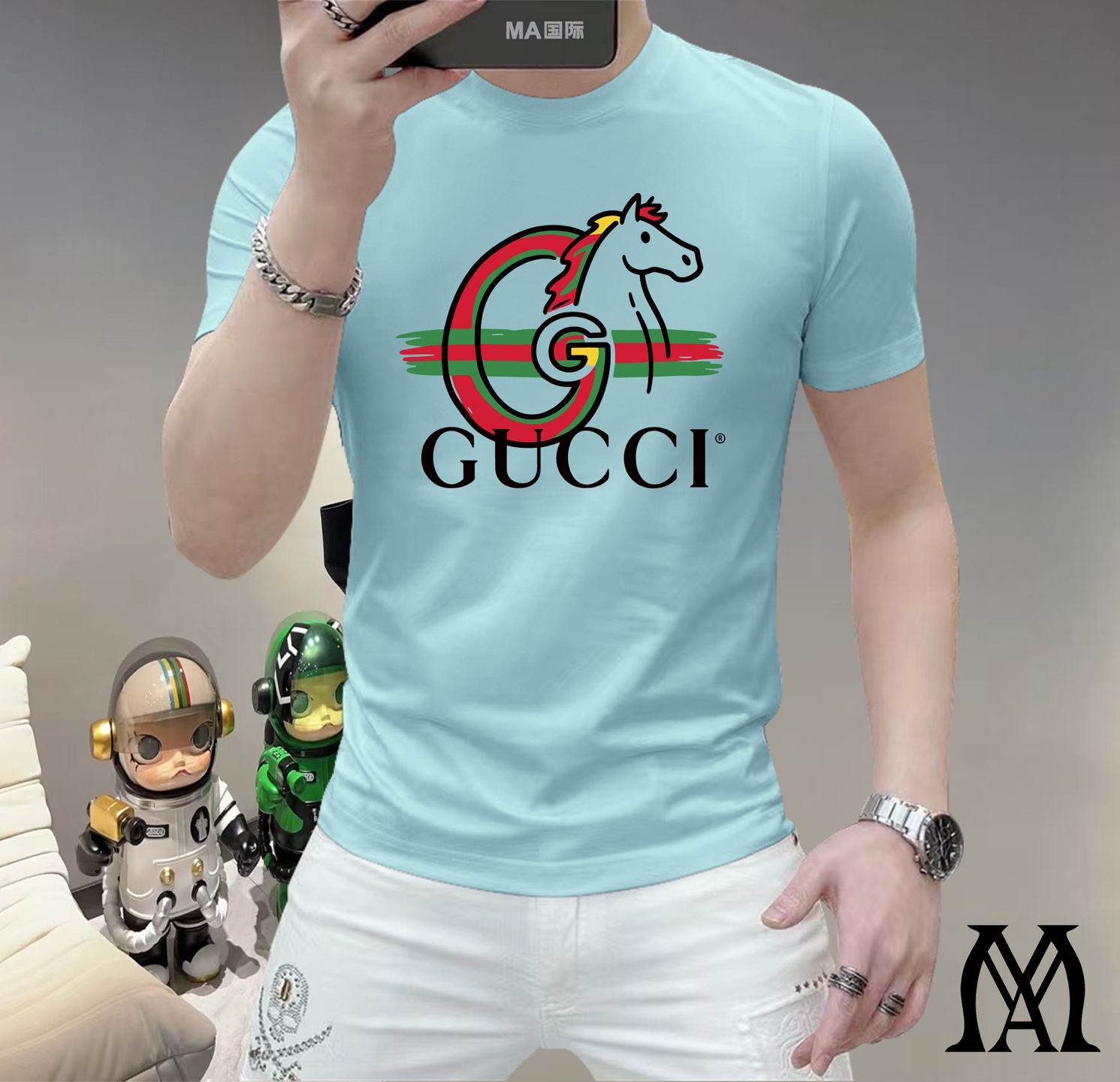 NO:760966,Gucci This spring, let your skin feel the ultimate gentleness and comfort!  The new men's summer round neck silk cotton short-sleeved T-shirt is now available!  Selected high-quality silk cotton, soft and breathable, light and fit, allowing you to stay cool and comfortable in the hot summer. Classic round neck design, simple but not simple, can be easily controlled whether it is daily outings or casual gatherings. A variety of fashionable color options to meet your pursuit of personality, making every day full of freshness. Sizes M-5XL, T-shirt, tees, t-shirt,19860909古奇 这个春天,让肌肤感受极致的温柔与舒适！ 全新男士夏季圆领蚕丝棉短袖T恤,现已优雅登场！ 精选优质蚕丝棉,柔软透气,轻盈贴合,让你在炎炎夏日也能保持清爽自在. 经典圆领设计,简约而不简单,无论是日常出街还是休闲聚会,都能轻松驾驭. 多种时尚色彩选择,满足你对个性的追求,让每一天都充满新鲜感. 尺码 M-5XL,,T-shirt,tees，t-shirt,,Men's clothing