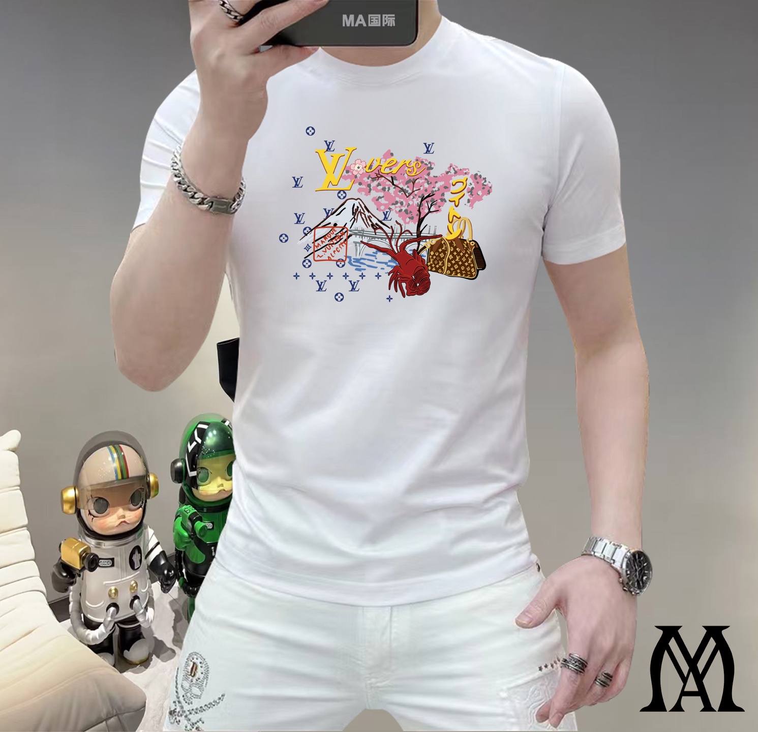 NO:760939,LV This spring, let your skin feel the ultimate gentleness and comfort!  The new men's summer round neck silk cotton short-sleeved T-shirt is now available!  Selected high-quality silk cotton, soft and breathable, light and fit, allowing you to stay cool and comfortable in the hot summer. Classic round neck design, simple but not simple, can be easily controlled whether it is a daily outing or a casual party. A variety of fashionable color options to meet your pursuit of personality, making every day full of freshness. Size M-5XL, Louis Vuitton, T-shirt, tees, t-shirt,19860909LV 这个春天,让肌肤感受极致的温柔与舒适！ 全新男士夏季圆领蚕丝棉短袖T恤,现已优雅登场！ 精选优质蚕丝棉,柔软透气,轻盈贴合,让你在炎炎夏日也能保持清爽自在. 经典圆领设计,简约而不简单,无论是日常出街还是休闲聚会,都能轻松驾驭. 多种时尚色彩选择,满足你对个性的追求,让每一天都充满新鲜感. 尺码 M-5XL,,louis vuitton,T-shirt,tees，t-shirt,,Men's clothing