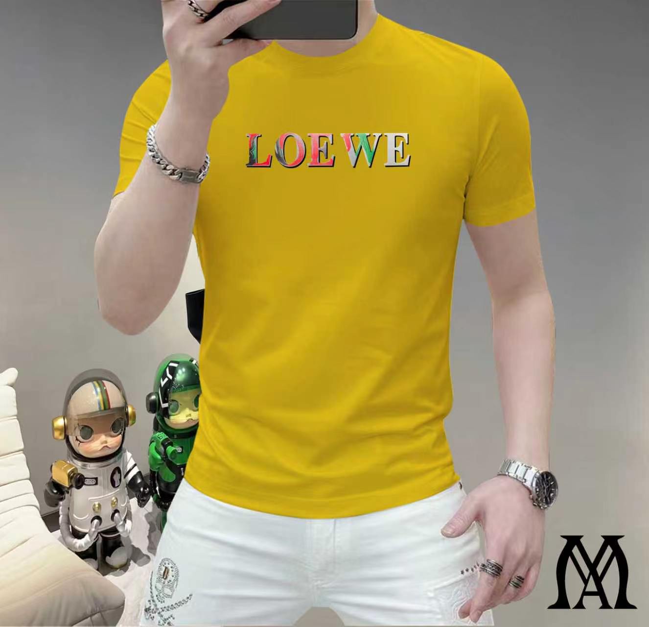 NO:774271,Loewe This summer, let your skin feel the ultimate gentleness and comfort!  The new men's summer round neck silk cotton short-sleeved T-shirt is now available!  Selected high-quality silk cotton, soft and breathable, light and fit, allowing you to stay cool and comfortable in the hot summer. Classic round neck design, simple but not simple, can be easily controlled whether it is daily outings or casual gatherings. A variety of fashionable color options to meet your pursuit of personality, making every day full of freshness. Sizes M-5XL,,loewe,T-shirt,tees,t-shirt,19860909罗意威 这个夏天,让肌肤感受极致的温柔与舒适！ 全新男士夏季圆领蚕丝棉短袖T恤,现已优雅登场！ 精选优质蚕丝棉,柔软透气,轻盈贴合,让你在炎炎夏日也能保持清爽自在. 经典圆领设计,简约而不简单,无论是日常出街还是休闲聚会,都能轻松驾驭. 多种时尚色彩选择,满足你对个性的追求,让每一天都充满新鲜感. 尺码 M-5XL,,loewe,T-shirt,tees，t-shirt,,Men's clothing