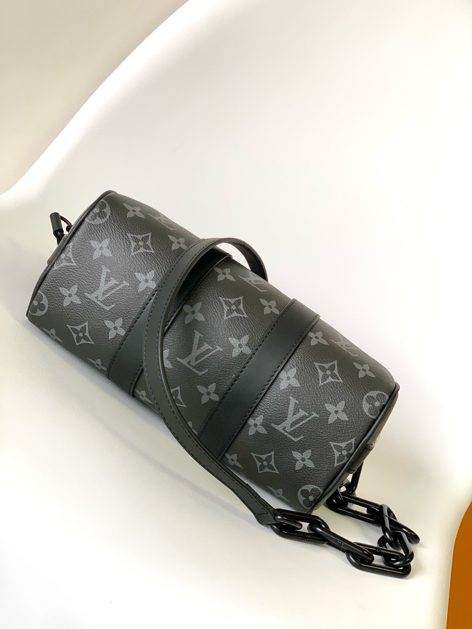 p740 M46271链条黑花 橙色搭配链条枕头包  Keepall 25 手袋取材 Monogram Eclipse Reverse 帆布