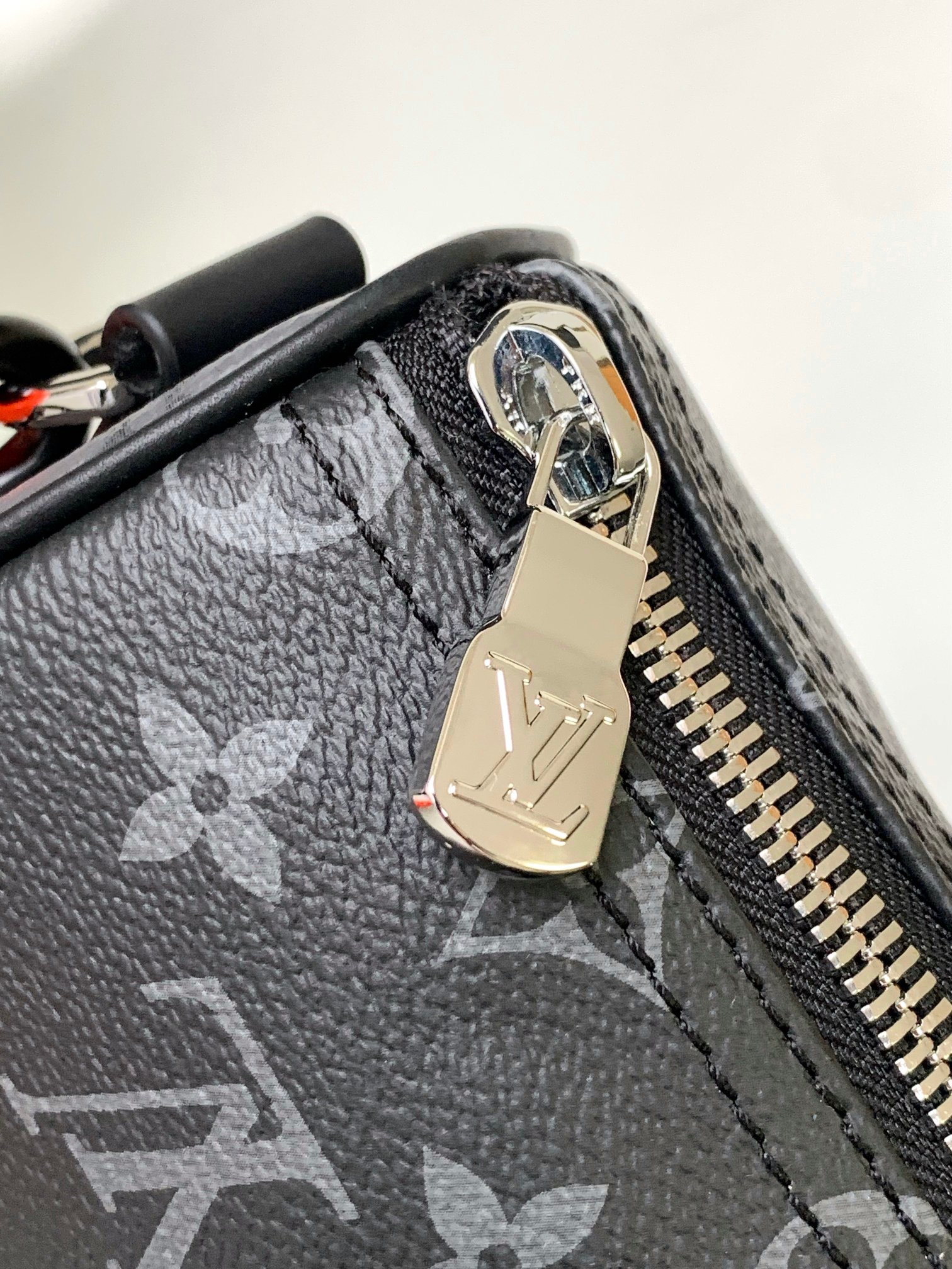 p740 M46271链条黑花 橙色搭配链条枕头包  Keepall 25 手袋取材 Monogram Eclipse Reverse 帆布