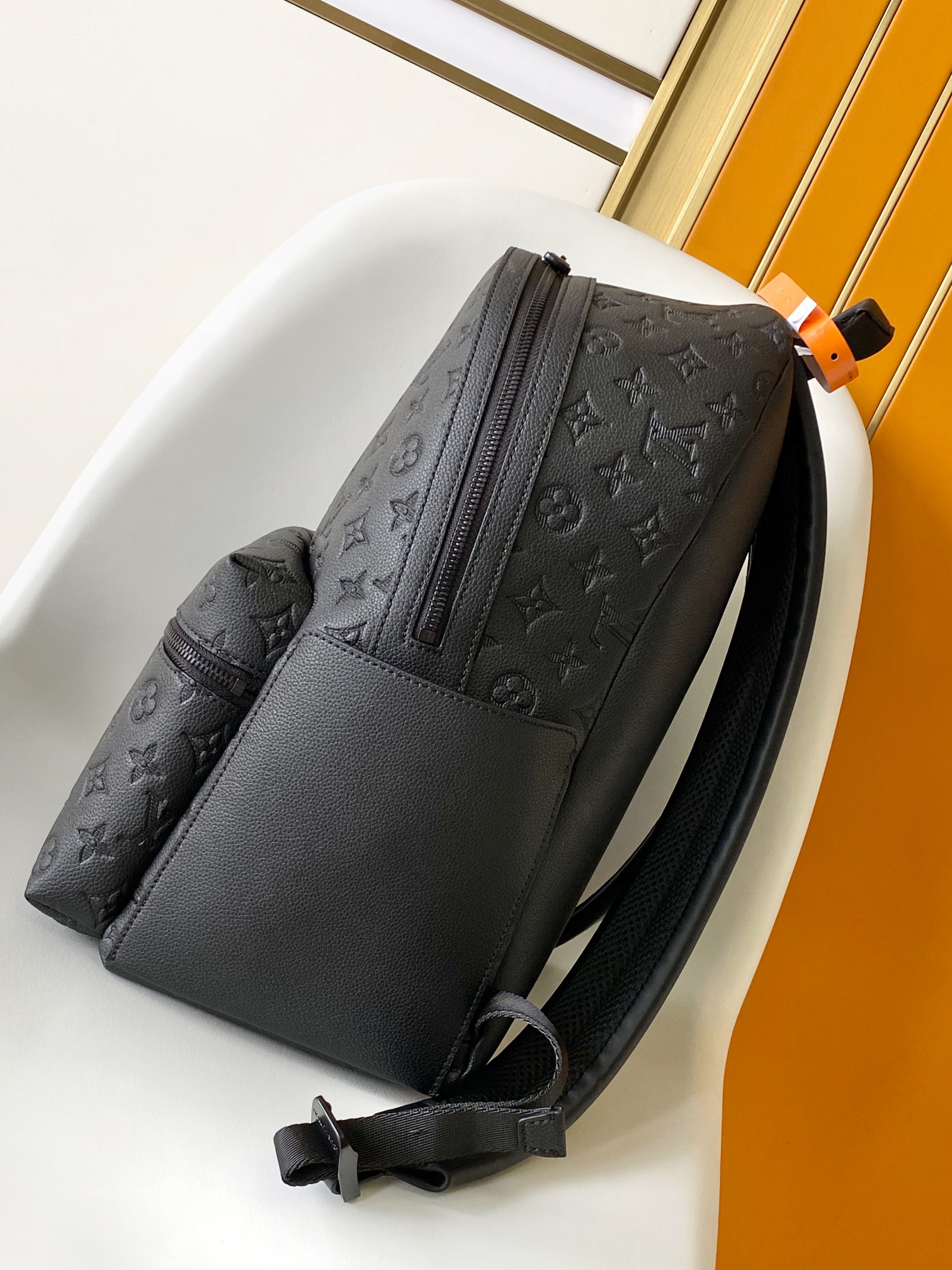 p530💰【163c01 芯片】 顶级原单复刻M46553压花 本款 Discovery 双肩包以 Monogram 压纹牛皮革塑造柔软贴身构型,辅以金属件的沉稳气息。外袋便于取放随行物品,内袋实现有序收纳。详细特征29 x 38 x 20厘米(长度 x 高 x 宽)