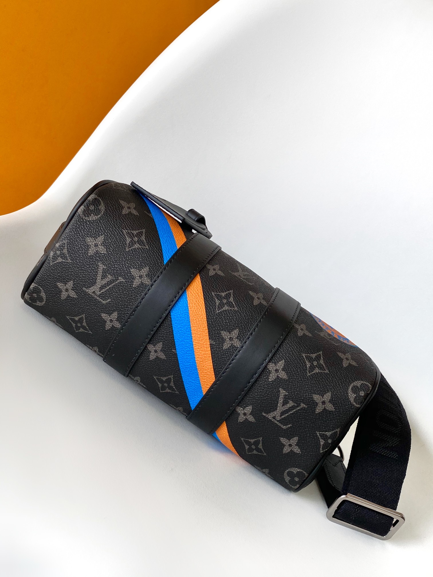P440💰【163C01 芯片】P01942 顶级原单M11591 M46271黑花 枕头包 本款 Keepall 25 手袋取材 Monogram Eclipse Reverse 帆布,展现路易威登经典图案的优雅重绎。加固饰带和皮革名牌延续 Keepall 系列的标志性元素,拉链开合令个人物品安全随行💠尺寸25.0 x 15.0 x 11.0cm (长 x 高 x 宽)