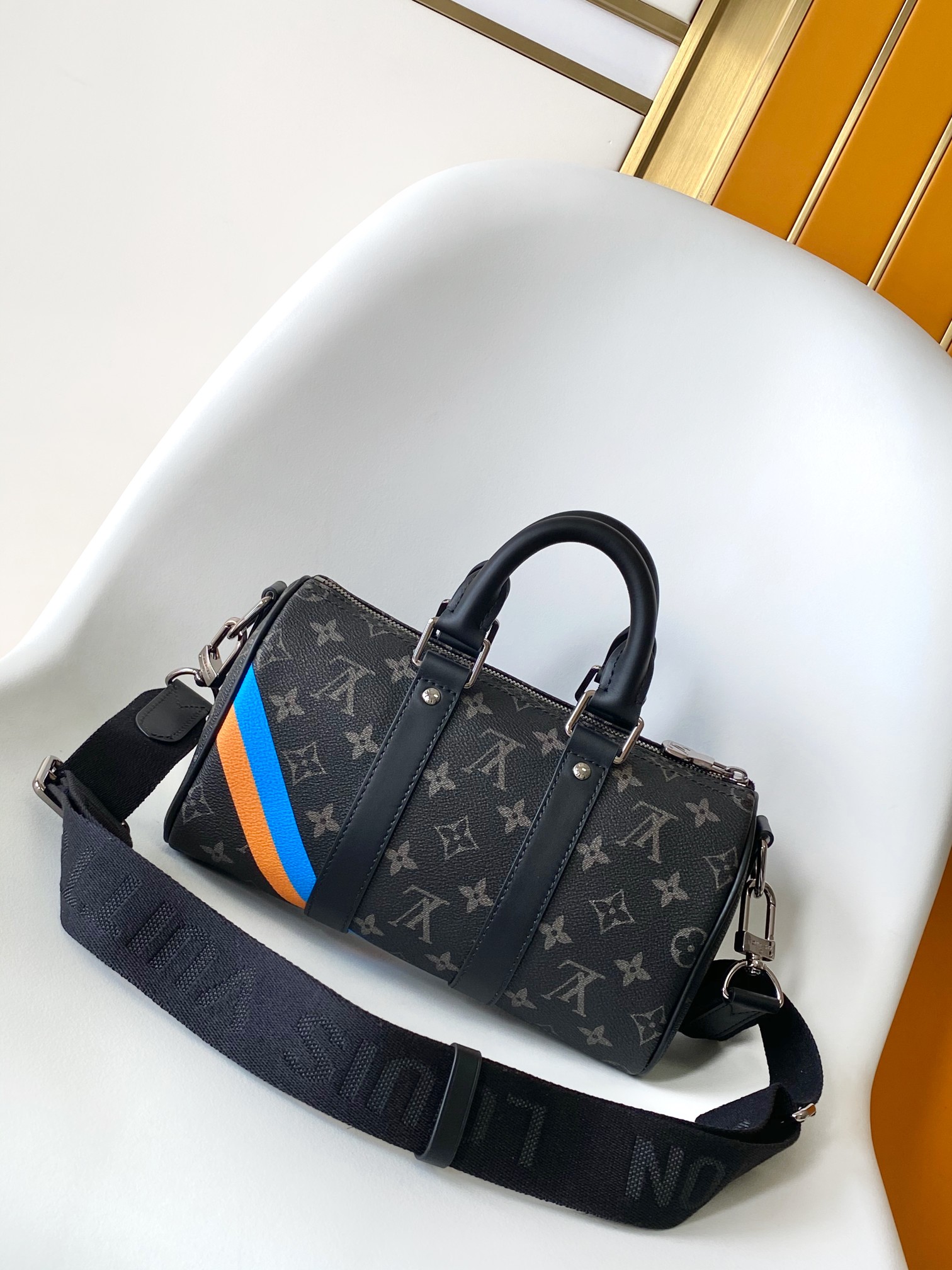 P440💰【163C01 芯片】P01942 顶级原单M11591 M46271黑花 枕头包 本款 Keepall 25 手袋取材 Monogram Eclipse Reverse 帆布,展现路易威登经典图案的优雅重绎。加固饰带和皮革名牌延续 Keepall 系列的标志性元素,拉链开合令个人物品安全随行💠尺寸25.0 x 15.0 x 11.0cm (长 x 高 x 宽)