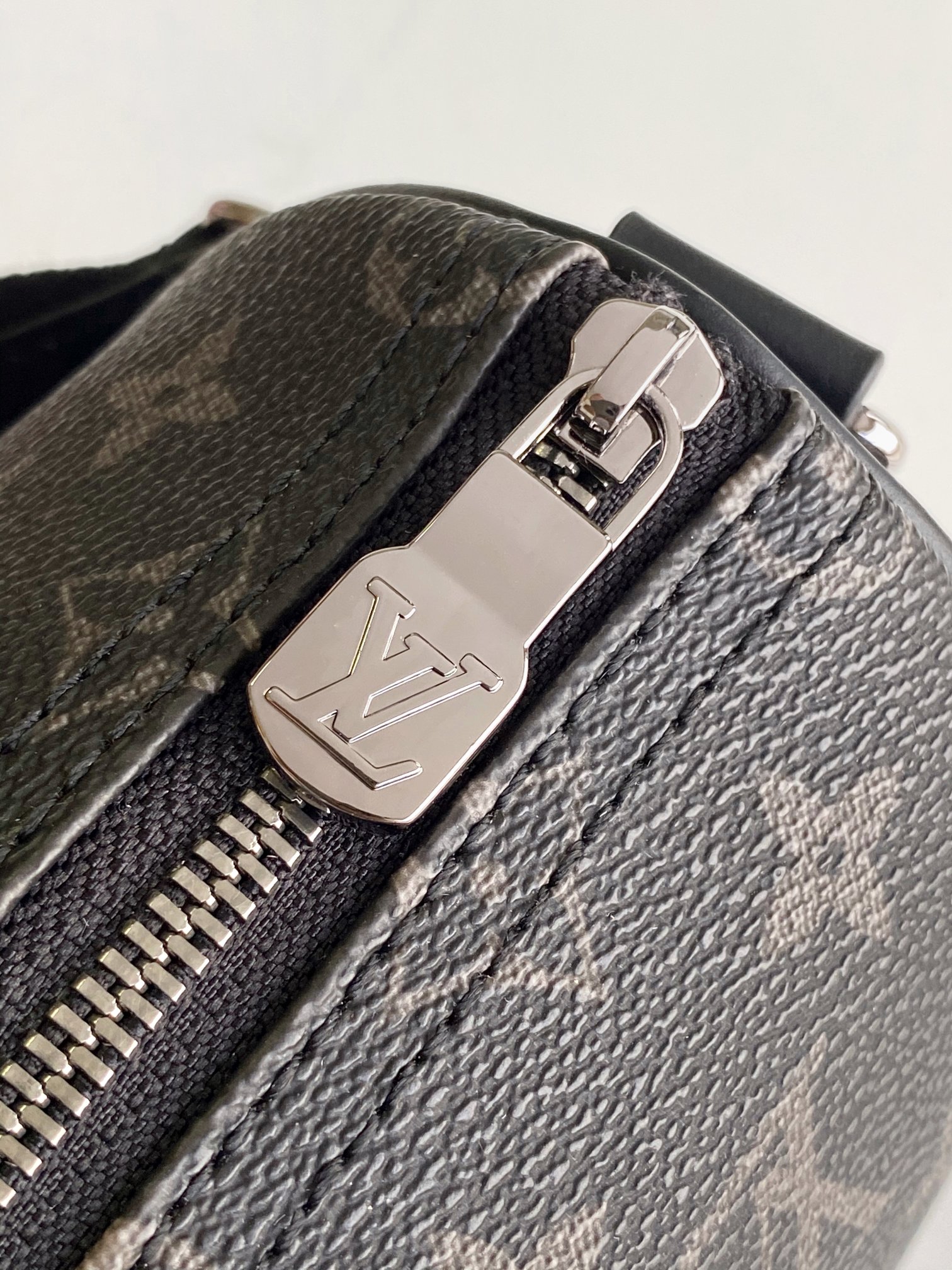 P440💰【163C01 芯片】P01942 顶级原单M11591 M46271黑花 枕头包 本款 Keepall 25 手袋取材 Monogram Eclipse Reverse 帆布,展现路易威登经典图案的优雅重绎。加固饰带和皮革名牌延续 Keepall 系列的标志性元素,拉链开合令个人物品安全随行💠尺寸25.0 x 15.0 x 11.0cm (长 x 高 x 宽)