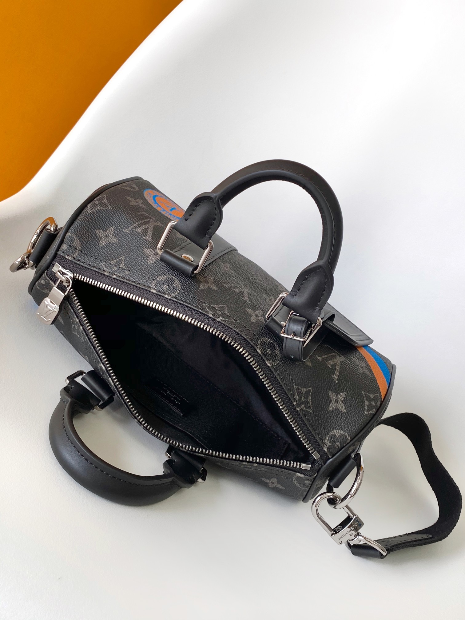 P440💰【163C01 芯片】P01942 顶级原单M11591 M46271黑花 枕头包 本款 Keepall 25 手袋取材 Monogram Eclipse Reverse 帆布,展现路易威登经典图案的优雅重绎。加固饰带和皮革名牌延续 Keepall 系列的标志性元素,拉链开合令个人物品安全随行💠尺寸25.0 x 15.0 x 11.0cm (长 x 高 x 宽)