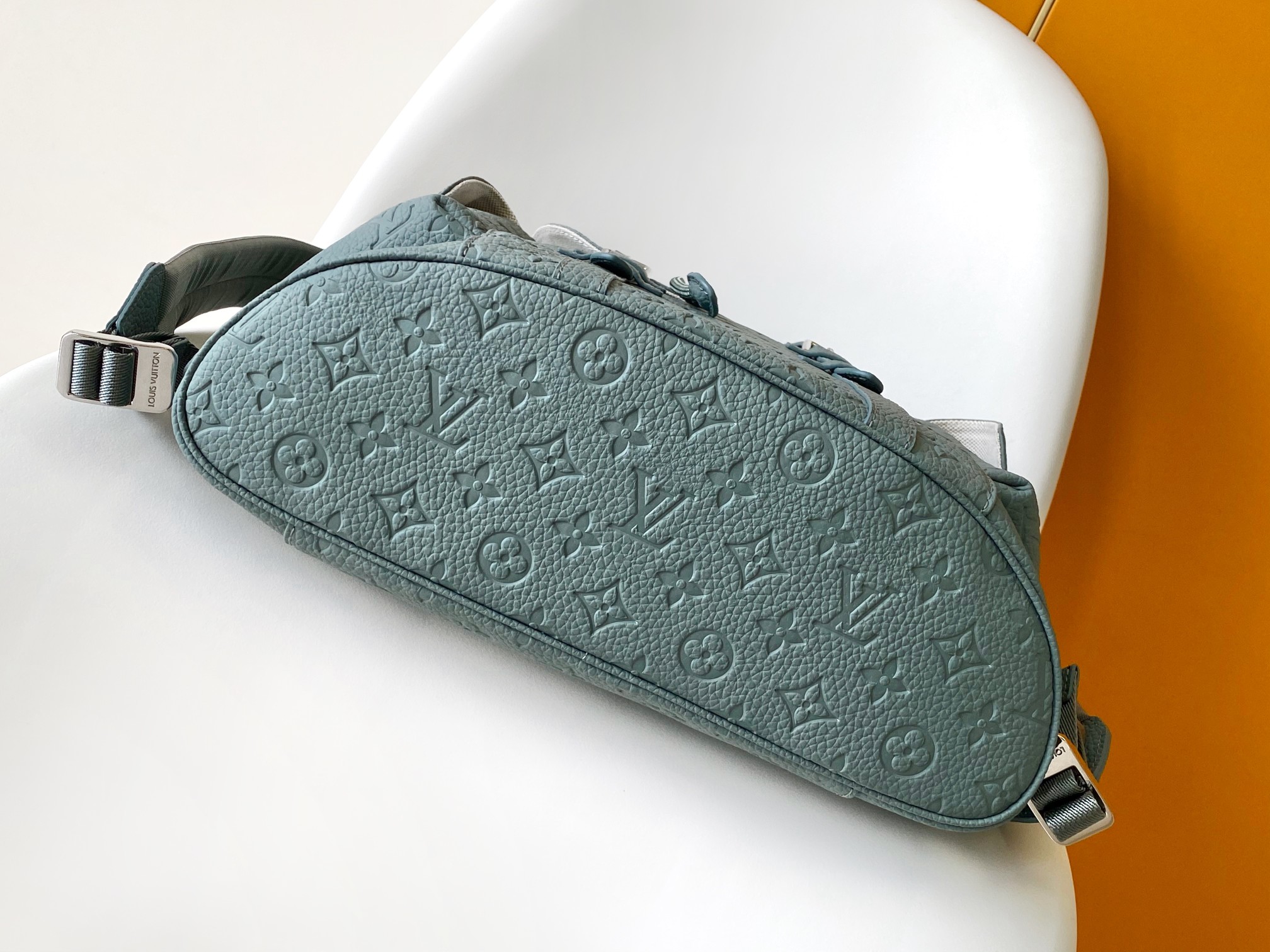P720💰【163c01 芯片】M13863灰绿色 顶级原单 头层牛皮【Christopher MM  双肩包】 Taurillon Monogram Hx皮革的Christopher MM背包采用坚固的设计，具有传统背包的影响，具有实用性和时尚性。独特的配色和微妙的Monogram图案压印在皮革化身Pharrell Williams的花花公子别致美学中。银色五金和天然棉衬里完成了设计。

尺寸：38 x 44 x 12.5厘米