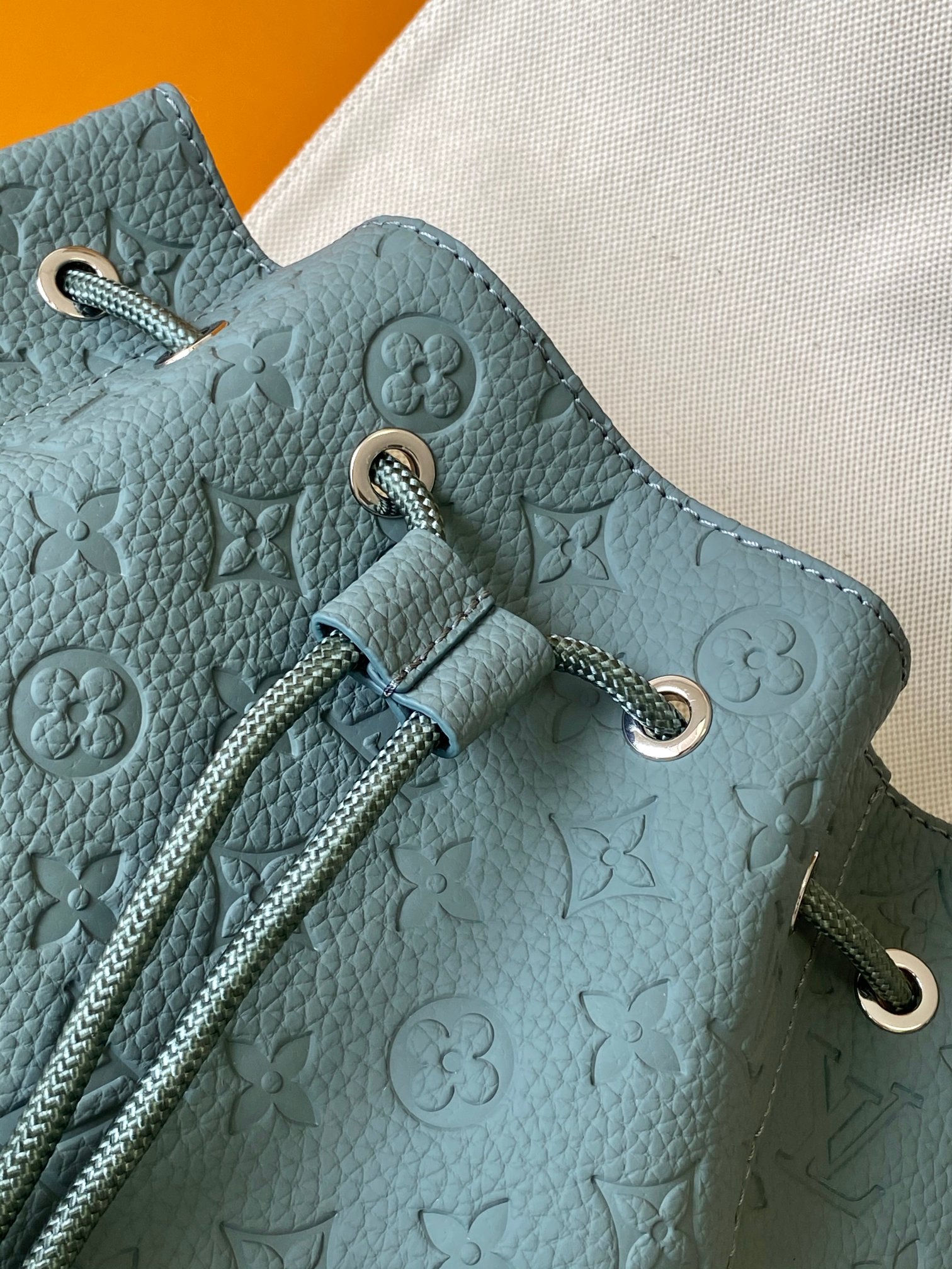 P720💰【163c01 芯片】M13863灰绿色 顶级原单 头层牛皮【Christopher MM  双肩包】 Taurillon Monogram Hx皮革的Christopher MM背包采用坚固的设计，具有传统背包的影响，具有实用性和时尚性。独特的配色和微妙的Monogram图案压印在皮革化身Pharrell Williams的花花公子别致美学中。银色五金和天然棉衬里完成了设计。

尺寸：38 x 44 x 12.5厘米