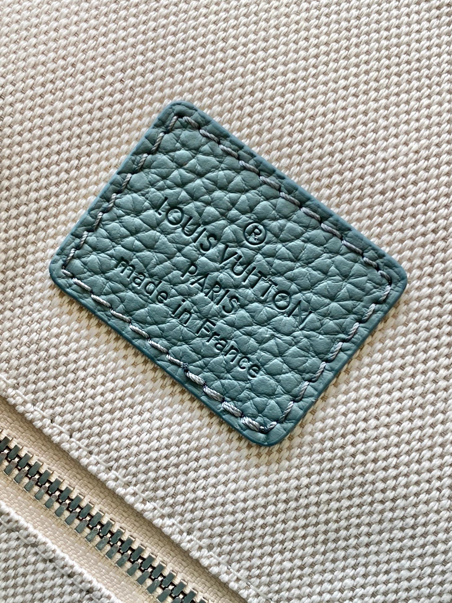 P720💰【163c01 芯片】M13863灰绿色 顶级原单 头层牛皮【Christopher MM  双肩包】 Taurillon Monogram Hx皮革的Christopher MM背包采用坚固的设计，具有传统背包的影响，具有实用性和时尚性。独特的配色和微妙的Monogram图案压印在皮革化身Pharrell Williams的花花公子别致美学中。银色五金和天然棉衬里完成了设计。

尺寸：38 x 44 x 12.5厘米