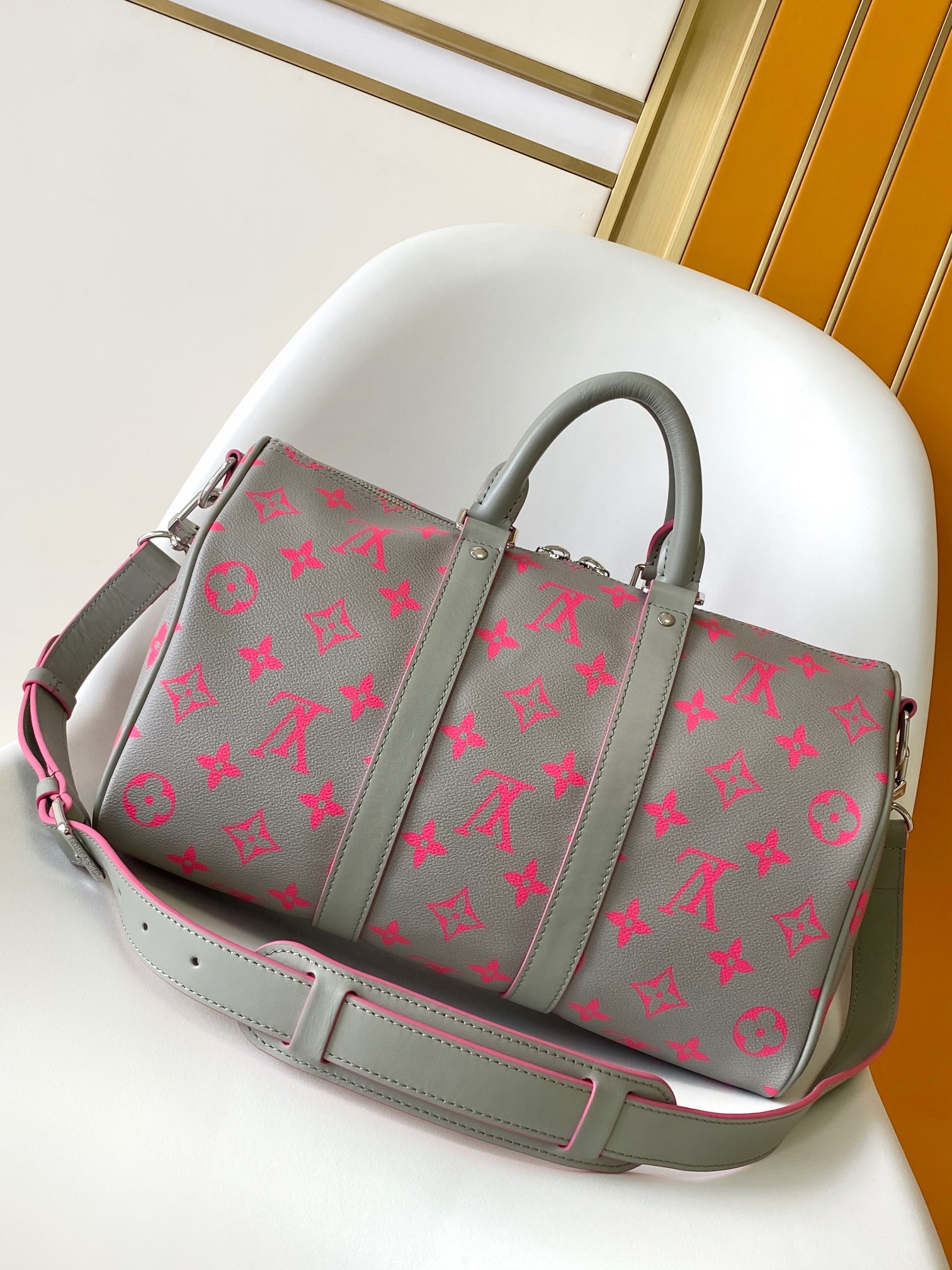 P500💰 【163c01芯片】变码芯片 M15023顶级原单 N40671 本款 Keepall Bandoulière 35 手袋出自品牌与 Tyler 的合作系列，为 Damier Golf 涂层帆布搭配牛皮革饰边。路易威登花卉装饰点亮细节，Marque L.Vuitton déposée 标识融入 Damier 格纹之一。34 x 21 x 16 厘米(长度 x 高 x 宽)