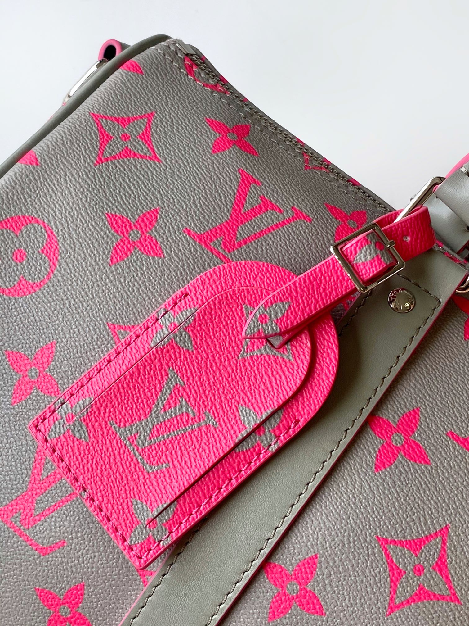 P500💰 【163c01芯片】变码芯片 M15023顶级原单 N40671 本款 Keepall Bandoulière 35 手袋出自品牌与 Tyler 的合作系列，为 Damier Golf 涂层帆布搭配牛皮革饰边。路易威登花卉装饰点亮细节，Marque L.Vuitton déposée 标识融入 Damier 格纹之一。34 x 21 x 16 厘米(长度 x 高 x 宽)