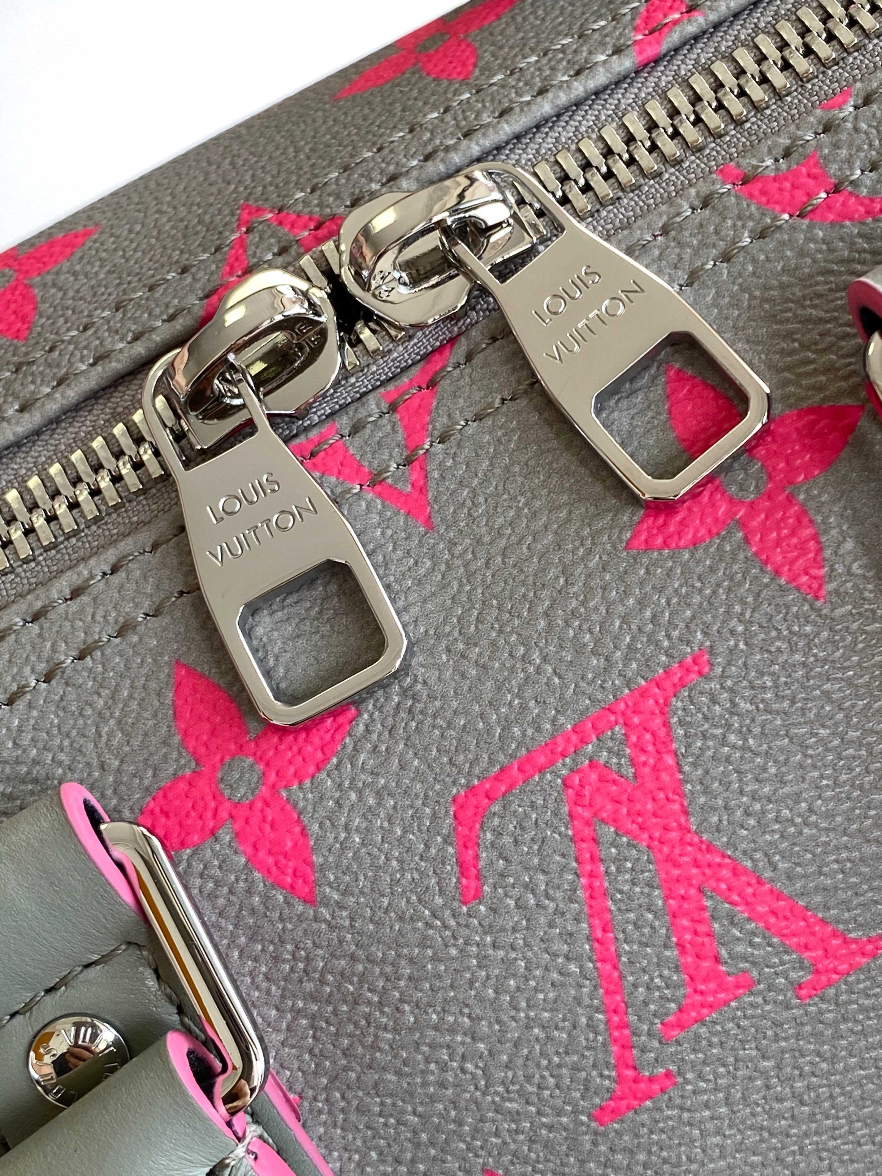 P500💰 【163c01芯片】变码芯片 M15023顶级原单 N40671 本款 Keepall Bandoulière 35 手袋出自品牌与 Tyler 的合作系列，为 Damier Golf 涂层帆布搭配牛皮革饰边。路易威登花卉装饰点亮细节，Marque L.Vuitton déposée 标识融入 Damier 格纹之一。34 x 21 x 16 厘米(长度 x 高 x 宽)