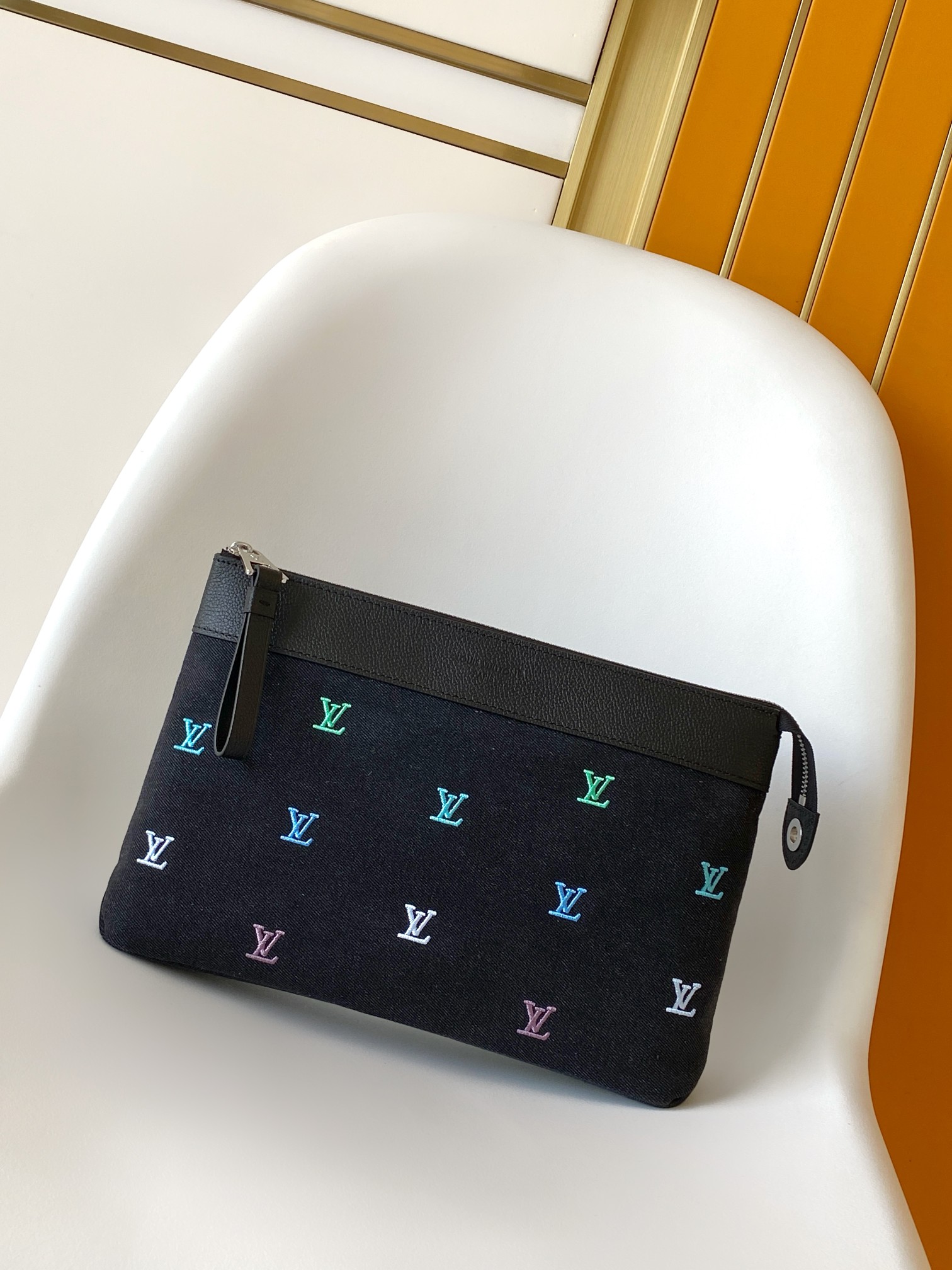 NO:574148,Genuine grade 163c01 chip】M13962 M26015 top original single exclusive real shot M82545 embossed M82543 black flower clutch bag clutch series pochette voyage souple clutch pochette voyage souple clutch is monogram shadow cow leather with subtle embossed monogram pattern, its soft texture and rounded configuration complement each other, with back pocket and wrist strap. 32 x  21 x 8 cm (length x height x width), genuine LV, louis vuitton, handbag, cowhide19860909正品级 163c01 芯片】M13962 M26015顶级原单 独家实拍 M82545压花 M82543黑花手包手拿包系列 pochette voyage souple 手拿包 pochette voyage souple 手拿包为 monogram shadow 牛皮革含蓄压印 monogram 图案,其柔软质感与圆润构型相得益彰,搭配后袋和腕带.32 x 21 x 8 厘米 (长度 x 高 x 宽),正品级LV,louis vuitton,handbag,cowhide,Bag