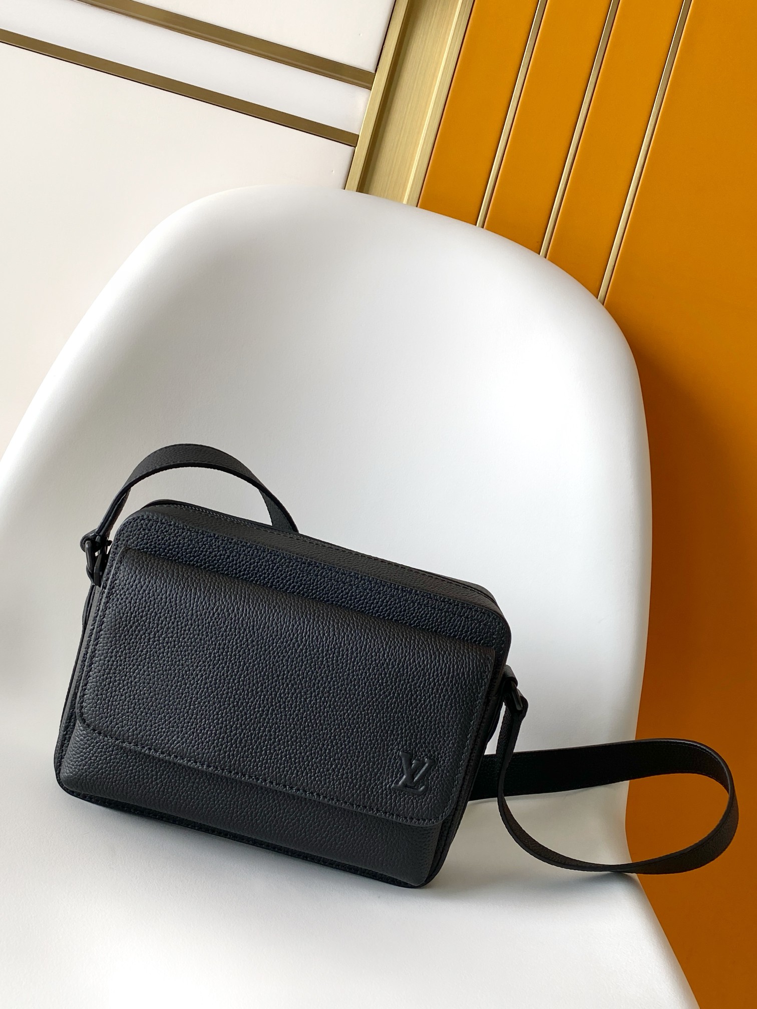 NO:574139,Authentic grade [163c01 chip] first-layer cowhide M15265 black M15260 dark blue BOARDING Messenger bag Boarding messenger bag is made of lightweight and wear-resistant waxed cow leather. It is exquisitely constructed with internal and external patch pockets for proper storage of an 8.3-inch tablet. Adjustable leather shoulder straps upgrade the comfort experience. Top-quality original order. Dimensions 18 x 9 x 24 cm (height x width x  length), genuine LV, louis vuitton, cowhide19860909正品级【163c01 芯片】头层牛皮 M15265黑色 M15260深蓝 BOARDING 邮差包Boarding 邮差包取材轻质耐磨的蜡面牛皮革,为精巧构型搭配内外贴袋,便于妥善存放 8.3 寸平板电脑.可调节皮革肩带升级舒适体验 顶级原单 尺寸18 x 9 x 24 厘米 (高 x 宽 x 长度),正品级LV,louis vuitton,cowhide,Bag