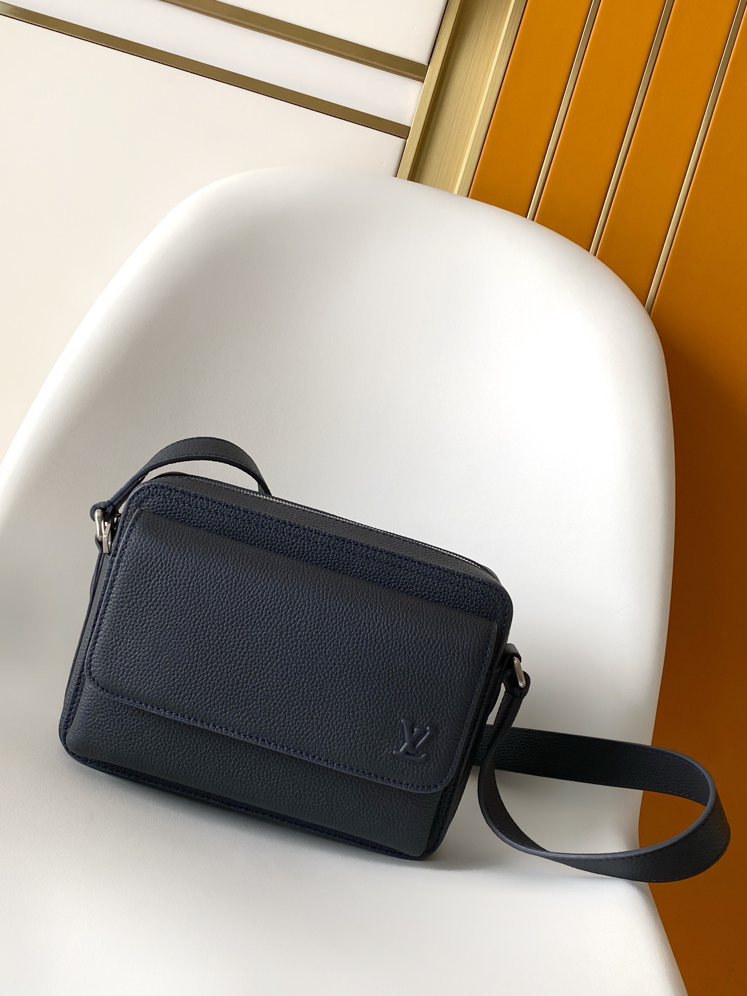 NO:580697,Authentic grade [163c01 chip] first-layer cowhide M15260 dark blue M15265 black BOARDING messenger bag Boarding messenger bag is made of lightweight and wear-resistant waxed cow leather. It is exquisitely constructed with internal and external patch pockets for proper storage of an 8.3-inch tablet. Adjustable leather shoulder straps upgrade the comfort experience. Top-quality original order Dimensions 18 x 9 x 24 cm (height x width x  length), genuine LV, louis vuitton, cowhide19860909正品级【163c01 芯片】头层牛皮 M15260深蓝 M15265黑色 BOARDING 邮差包Boarding 邮差包取材轻质耐磨的蜡面牛皮革,为精巧构型搭配内外贴袋,便于妥善存放 8.3 寸平板电脑.可调节皮革肩带升级舒适体验 顶级原单 尺寸18 x 9 x 24 厘米 (高 x 宽 x 长度),正品级LV,louis vuitton,cowhide,Bag