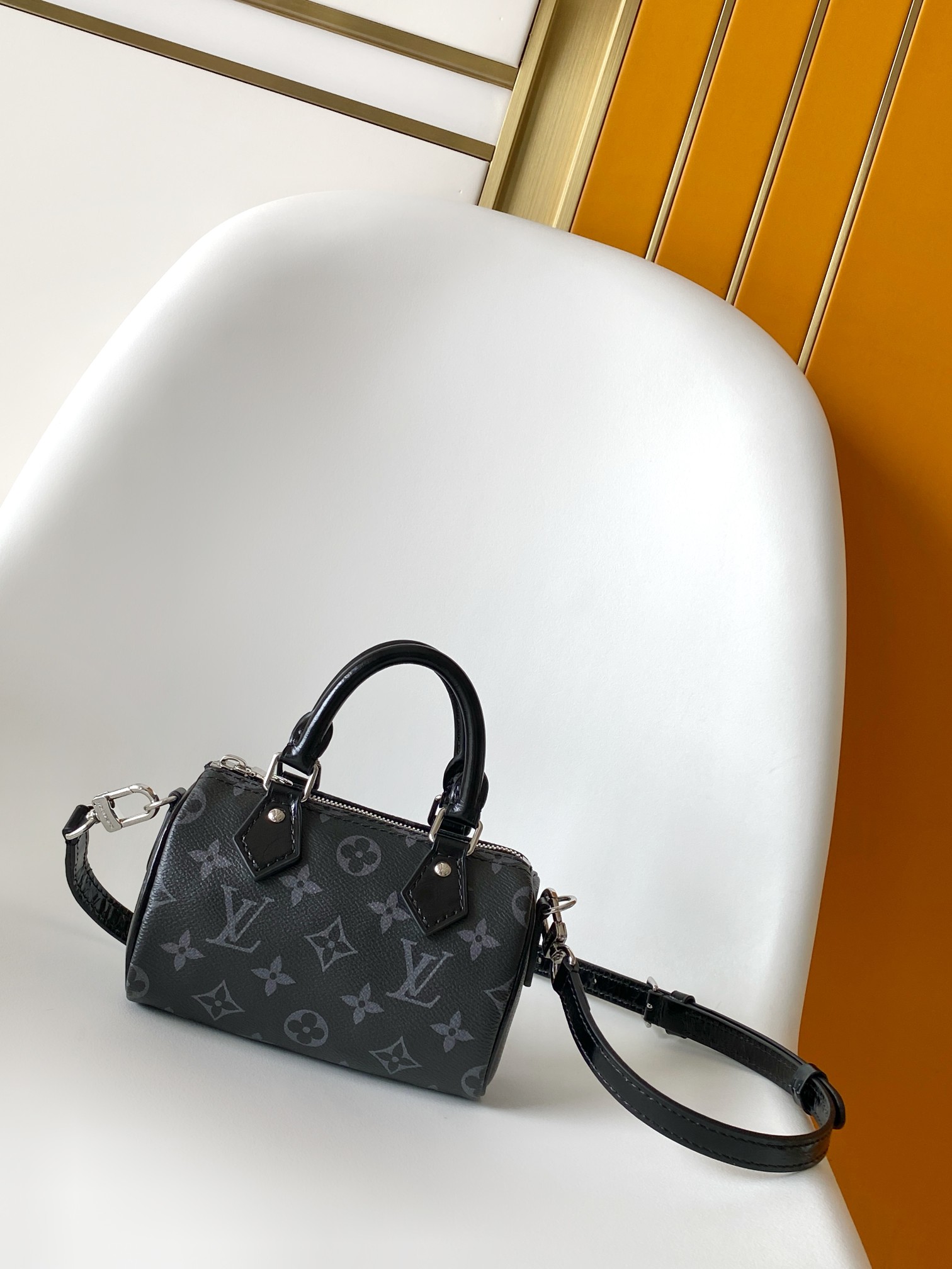 NO:580694,Authentic grade 163c01 chip】M26573 black flower. This Nano Speedy handbag is made of canvas to create an exquisite configuration, and the Monogram Eclipse pattern conveys elegant style, easily brightening the day and night look. The Yingze metal parts exude a sophisticated atmosphere, with ample space to accommodate short wallets and other daily needs, and the detachable shoulder strap allows for a variety of carrying methods. 10 x 7.5 x 16 cm (height x width x length)  Monogram Eclipse pattern Coated canvas Cow leather trim Textile lining Metal hardware Zipper closure Holds smartphone, headphones, Victorine wallet, keys and lipstick Detachable and adjustable shoulder strap Half-length strap 45.5 cm Half-length strap adjustable to 54.0 cm Handles Double handles, genuine LV, louis vuitton, cowhide19860909正品级 163c01 芯片】M26573黑花 本款 Nano Speedy 手袋采用帆布塑造玲珑构型,以 Monogram Eclipse 图案传递优雅风尚,轻松点亮昼夜造型.莹泽金属件流露考究气息,充裕空间可容纳短款钱夹等日常所需,可拆卸肩带实现多种背携方式. 10 x 7.5 x 16 厘米 (高 x 宽 x 长度) Monogram Eclipse 图案 涂层帆布 牛皮革饰边 织物内衬 金属件 拉链开合 可收纳智能手机、耳机、Victorine 钱夹、钥匙和唇膏 肩带可拆卸,可调节 包带半长45.5 厘米 包带半长可调至54.0 厘米 手柄双手柄,正品级LV,louis vuitton,cowhide,Bag