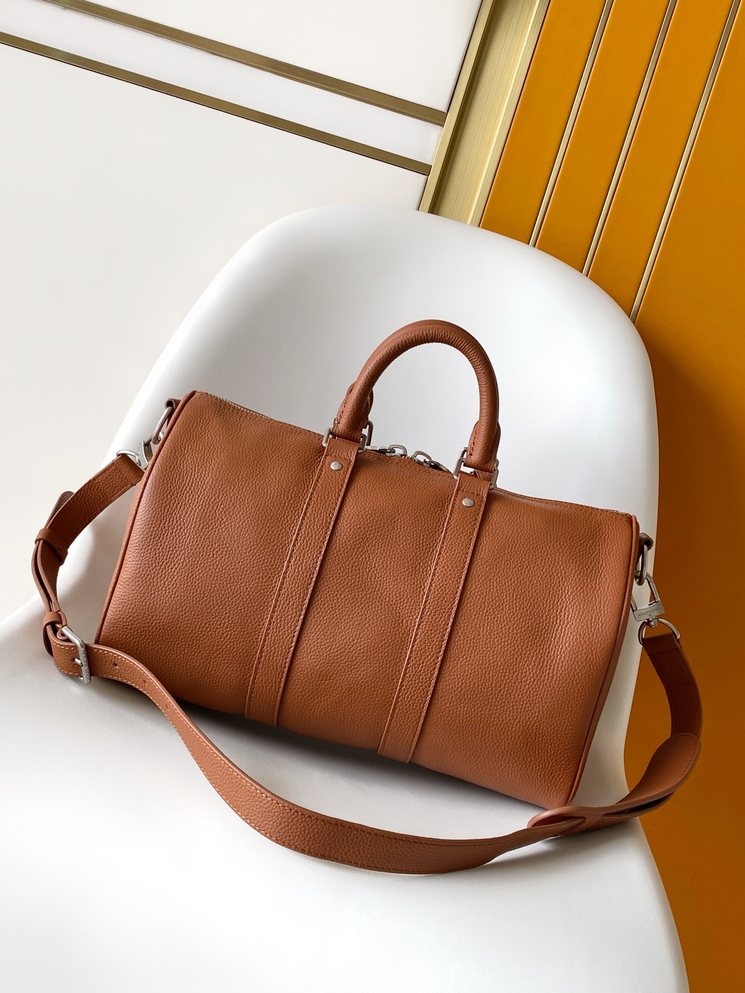 P600💰【163c01 芯片】头层牛皮 M25980顶级原单 M15249黑色 全皮旅行袋 Keepall Bandoulière 35手袋 这款实用百搭的Keepall Bandoulière 35袋款采用蜡面小牛皮制作，以耐用且柔软的粒面纹理而闻名，內里缀有同色调的纺织衬里，容量宽敞，可轻松收纳日常必需品。设计饰有LV Aerogram系列标志性的LV Initials压花标志。

尺寸34 x 21 x 16 厘米(长度 x 高度 x 阔度)