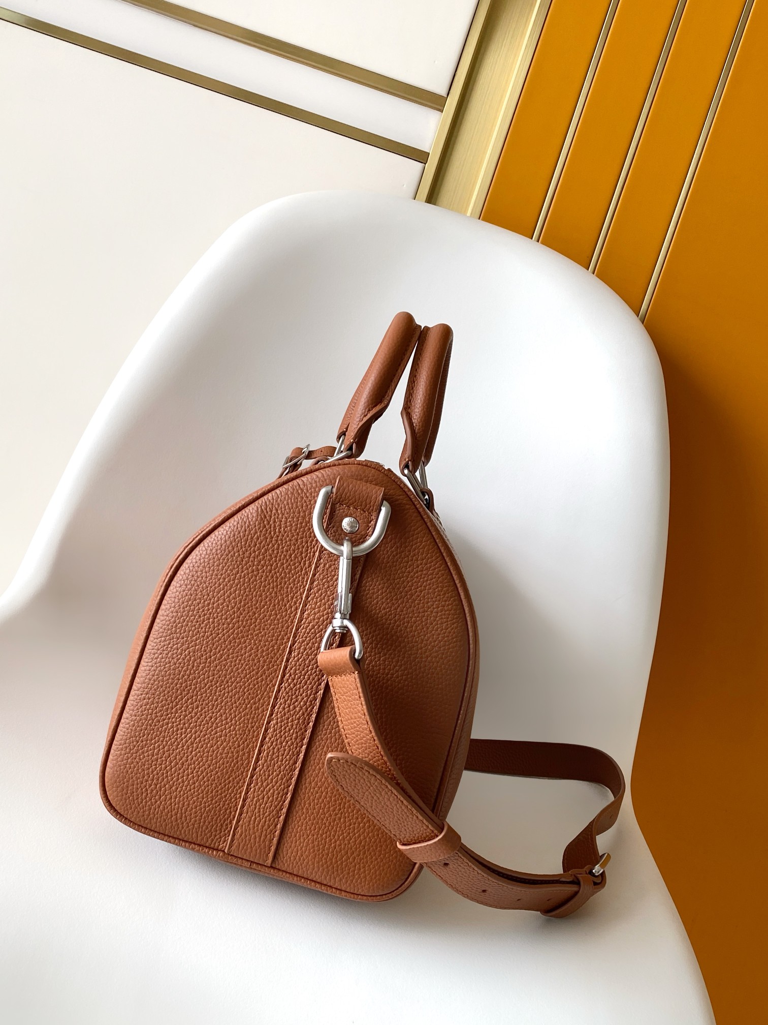 P600💰【163c01 芯片】头层牛皮 M25980顶级原单 M15249黑色 全皮旅行袋 Keepall Bandoulière 35手袋 这款实用百搭的Keepall Bandoulière 35袋款采用蜡面小牛皮制作，以耐用且柔软的粒面纹理而闻名，內里缀有同色调的纺织衬里，容量宽敞，可轻松收纳日常必需品。设计饰有LV Aerogram系列标志性的LV Initials压花标志。

尺寸34 x 21 x 16 厘米(长度 x 高度 x 阔度)