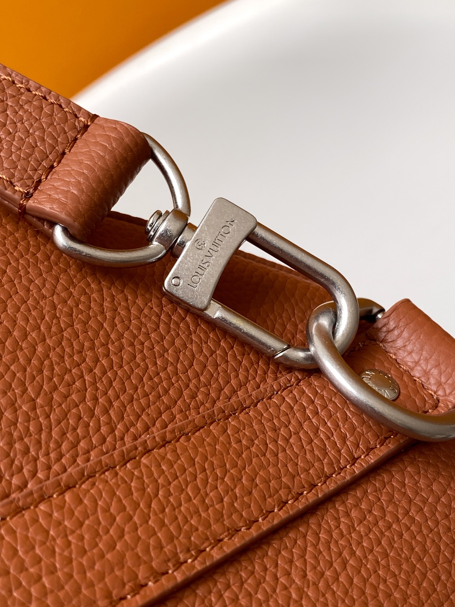 P600💰【163c01 芯片】头层牛皮 M25980顶级原单 M15249黑色 全皮旅行袋 Keepall Bandoulière 35手袋 这款实用百搭的Keepall Bandoulière 35袋款采用蜡面小牛皮制作，以耐用且柔软的粒面纹理而闻名，內里缀有同色调的纺织衬里，容量宽敞，可轻松收纳日常必需品。设计饰有LV Aerogram系列标志性的LV Initials压花标志。

尺寸34 x 21 x 16 厘米(长度 x 高度 x 阔度)