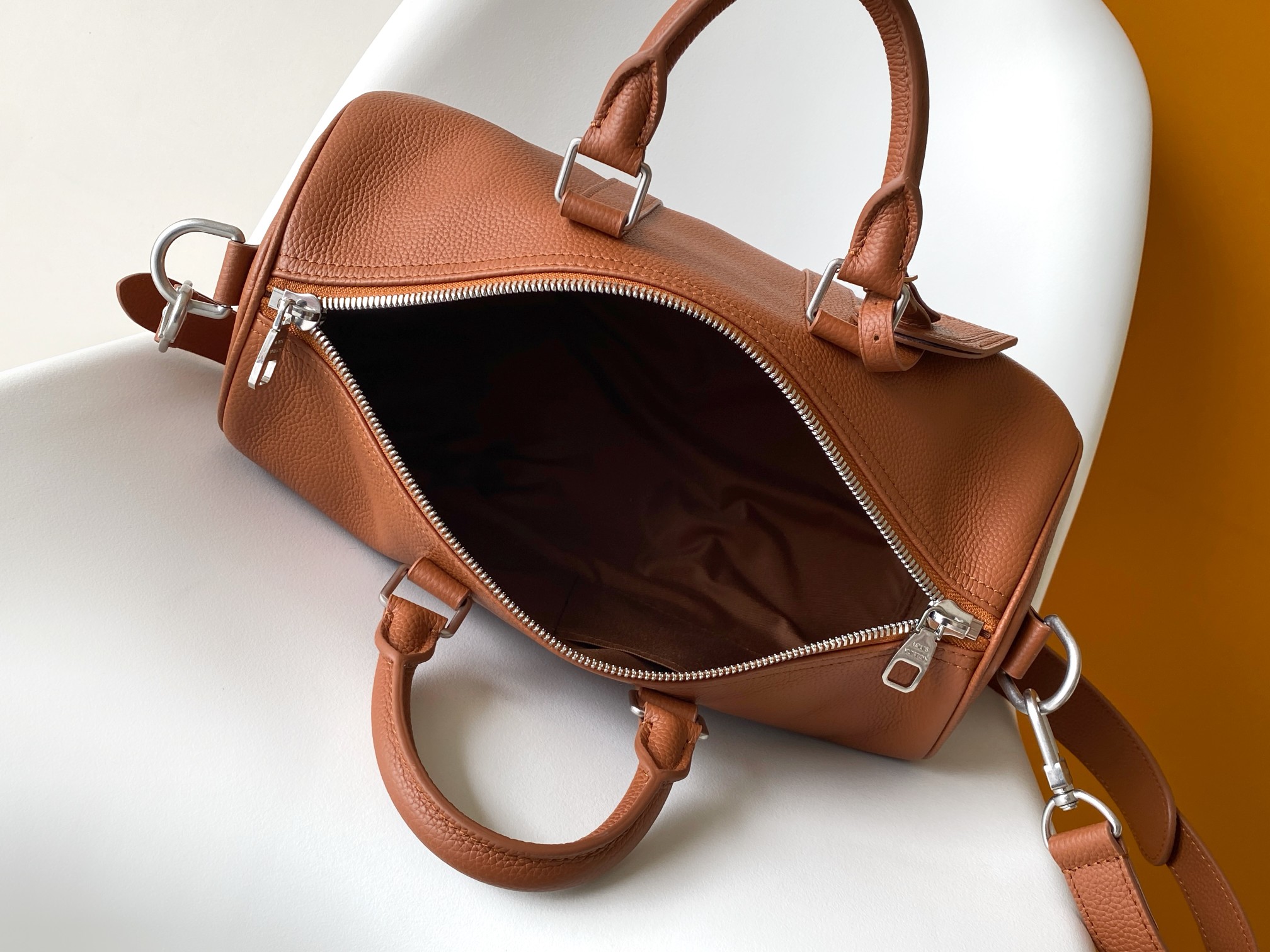 P600💰【163c01 芯片】头层牛皮 M25980顶级原单 M15249黑色 全皮旅行袋 Keepall Bandoulière 35手袋 这款实用百搭的Keepall Bandoulière 35袋款采用蜡面小牛皮制作，以耐用且柔软的粒面纹理而闻名，內里缀有同色调的纺织衬里，容量宽敞，可轻松收纳日常必需品。设计饰有LV Aerogram系列标志性的LV Initials压花标志。

尺寸34 x 21 x 16 厘米(长度 x 高度 x 阔度)