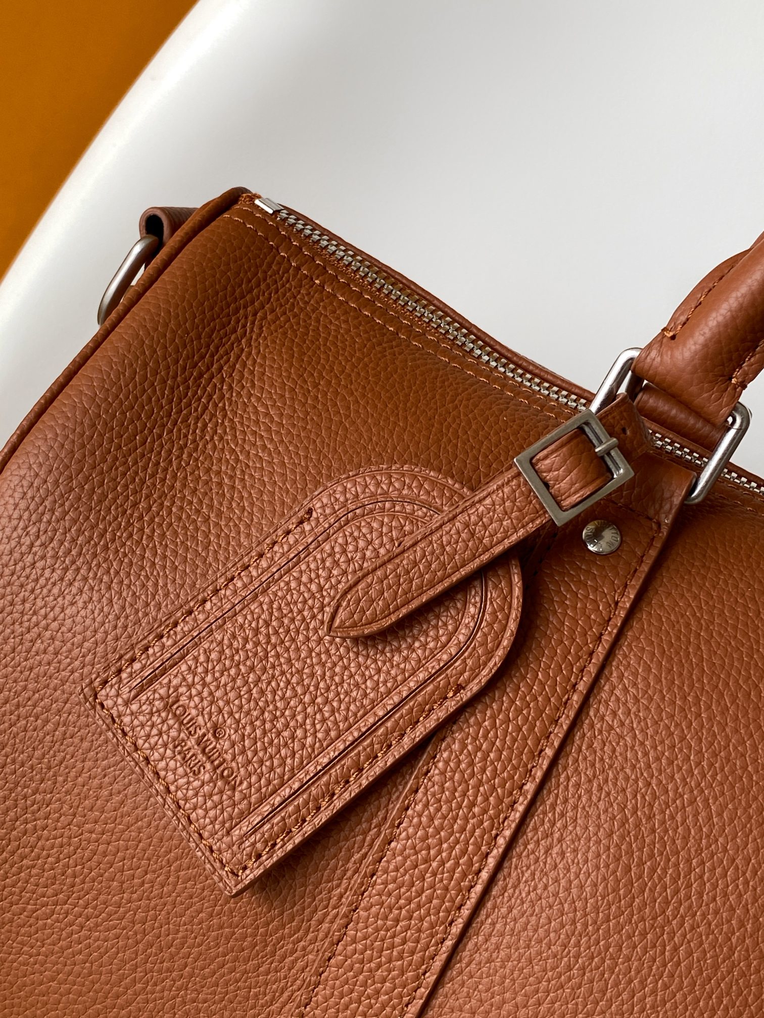 P600💰【163c01 芯片】头层牛皮 M25980顶级原单 M15249黑色 全皮旅行袋 Keepall Bandoulière 35手袋 这款实用百搭的Keepall Bandoulière 35袋款采用蜡面小牛皮制作，以耐用且柔软的粒面纹理而闻名，內里缀有同色调的纺织衬里，容量宽敞，可轻松收纳日常必需品。设计饰有LV Aerogram系列标志性的LV Initials压花标志。

尺寸34 x 21 x 16 厘米(长度 x 高度 x 阔度)