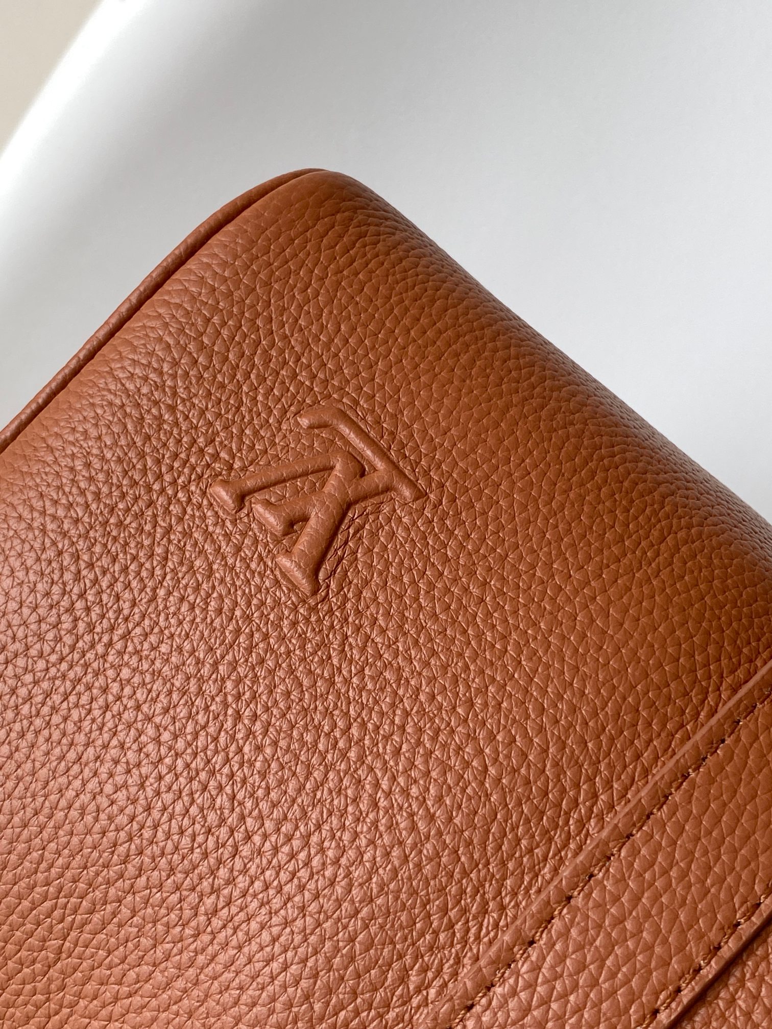 P600💰【163c01 芯片】头层牛皮 M25980顶级原单 M15249黑色 全皮旅行袋 Keepall Bandoulière 35手袋 这款实用百搭的Keepall Bandoulière 35袋款采用蜡面小牛皮制作，以耐用且柔软的粒面纹理而闻名，內里缀有同色调的纺织衬里，容量宽敞，可轻松收纳日常必需品。设计饰有LV Aerogram系列标志性的LV Initials压花标志。

尺寸34 x 21 x 16 厘米(长度 x 高度 x 阔度)