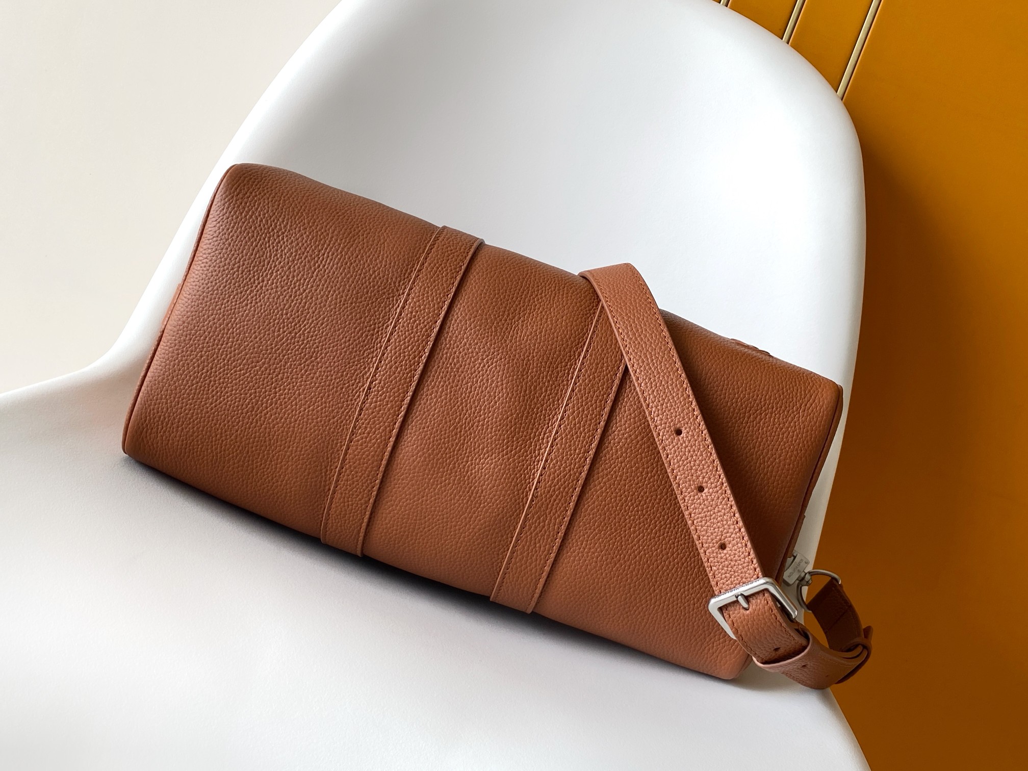 P600💰【163c01 芯片】头层牛皮 M25980顶级原单 M15249黑色 全皮旅行袋 Keepall Bandoulière 35手袋 这款实用百搭的Keepall Bandoulière 35袋款采用蜡面小牛皮制作，以耐用且柔软的粒面纹理而闻名，內里缀有同色调的纺织衬里，容量宽敞，可轻松收纳日常必需品。设计饰有LV Aerogram系列标志性的LV Initials压花标志。

尺寸34 x 21 x 16 厘米(长度 x 高度 x 阔度)