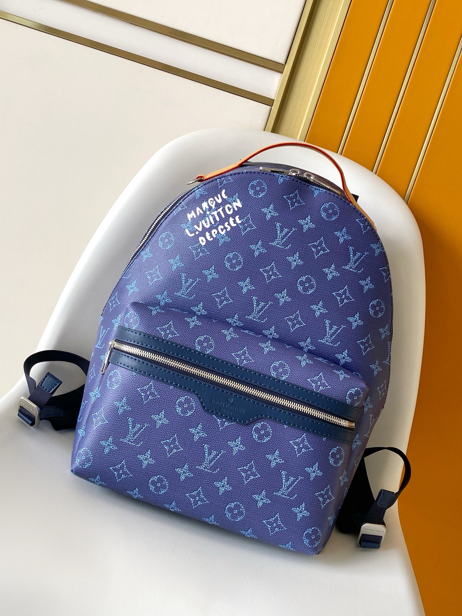 P800💰【163c01 芯片】顶级原单M26942 M12780绿 M14184 Discovery 小号双肩包取材 Monogram Eclipse 帆布，以更为紧凑的构型延续灵活功能。外袋、拉链前袋和开口侧袋方便取放物品，内袋确保收纳井然有序。size：29x38x20cm