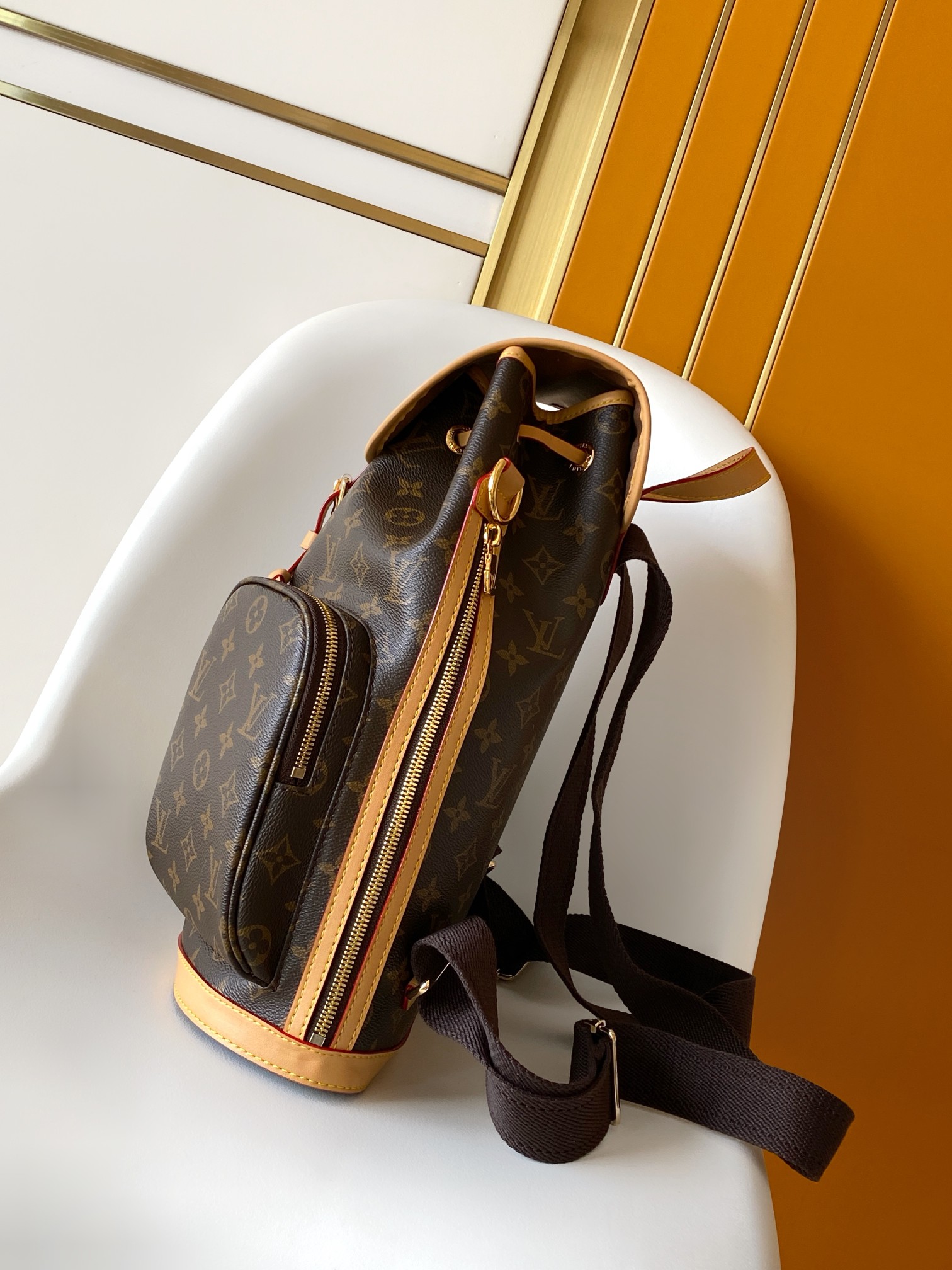 P530💰 【163c01 芯片】顶级原单 M40107 Monogram 帆布双肩包的名字 Bosphore，是流经伊斯坦布尔的一条海峡。背包设有多个可装手机、便携式音乐播放机和报纸杂志等的口袋。尺寸：31 x 38 x 11 cm