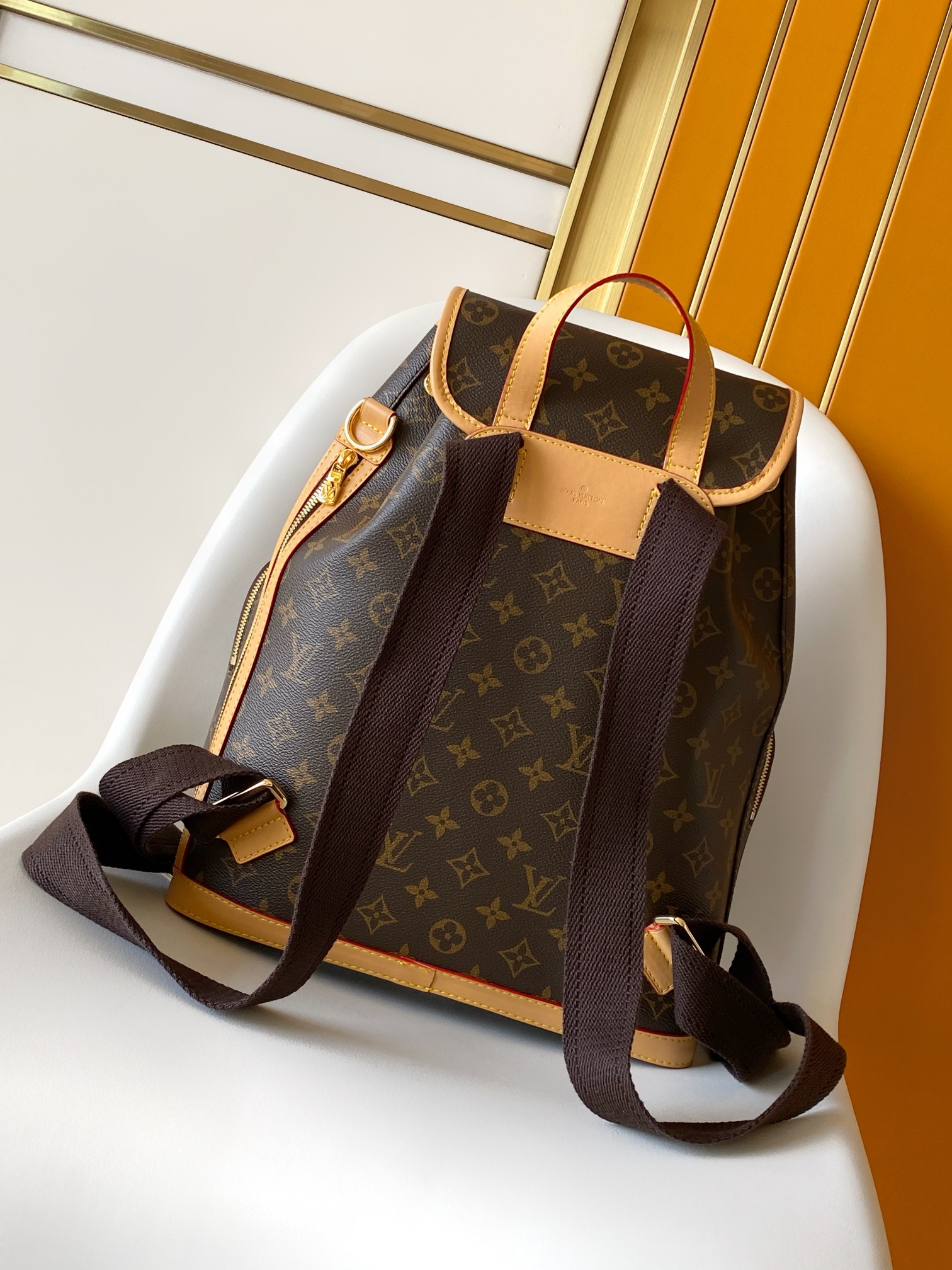 P530💰 【163c01 芯片】顶级原单 M40107 Monogram 帆布双肩包的名字 Bosphore，是流经伊斯坦布尔的一条海峡。背包设有多个可装手机、便携式音乐播放机和报纸杂志等的口袋。尺寸：31 x 38 x 11 cm