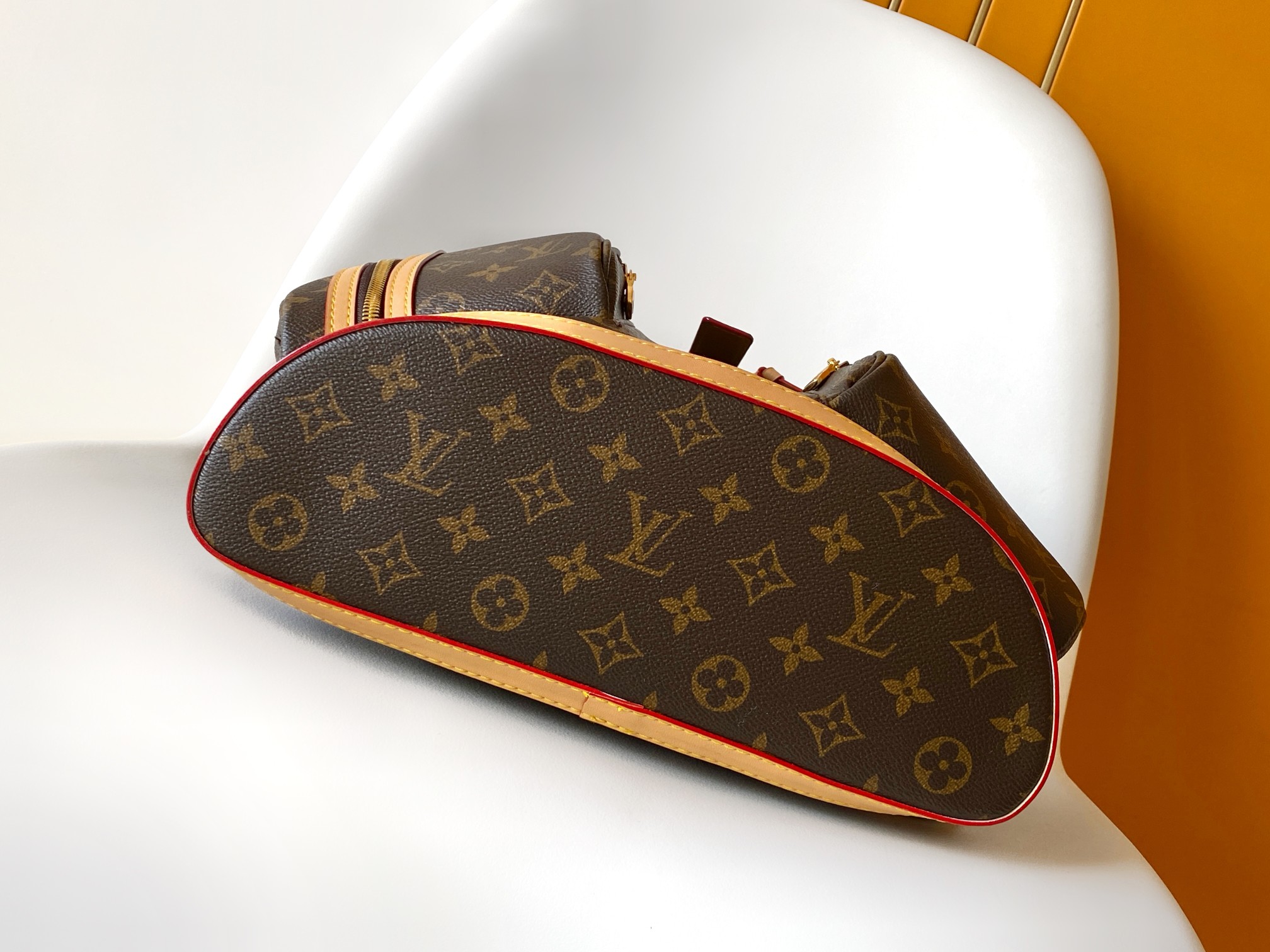 P530💰 【163c01 芯片】顶级原单 M40107 Monogram 帆布双肩包的名字 Bosphore，是流经伊斯坦布尔的一条海峡。背包设有多个可装手机、便携式音乐播放机和报纸杂志等的口袋。尺寸：31 x 38 x 11 cm