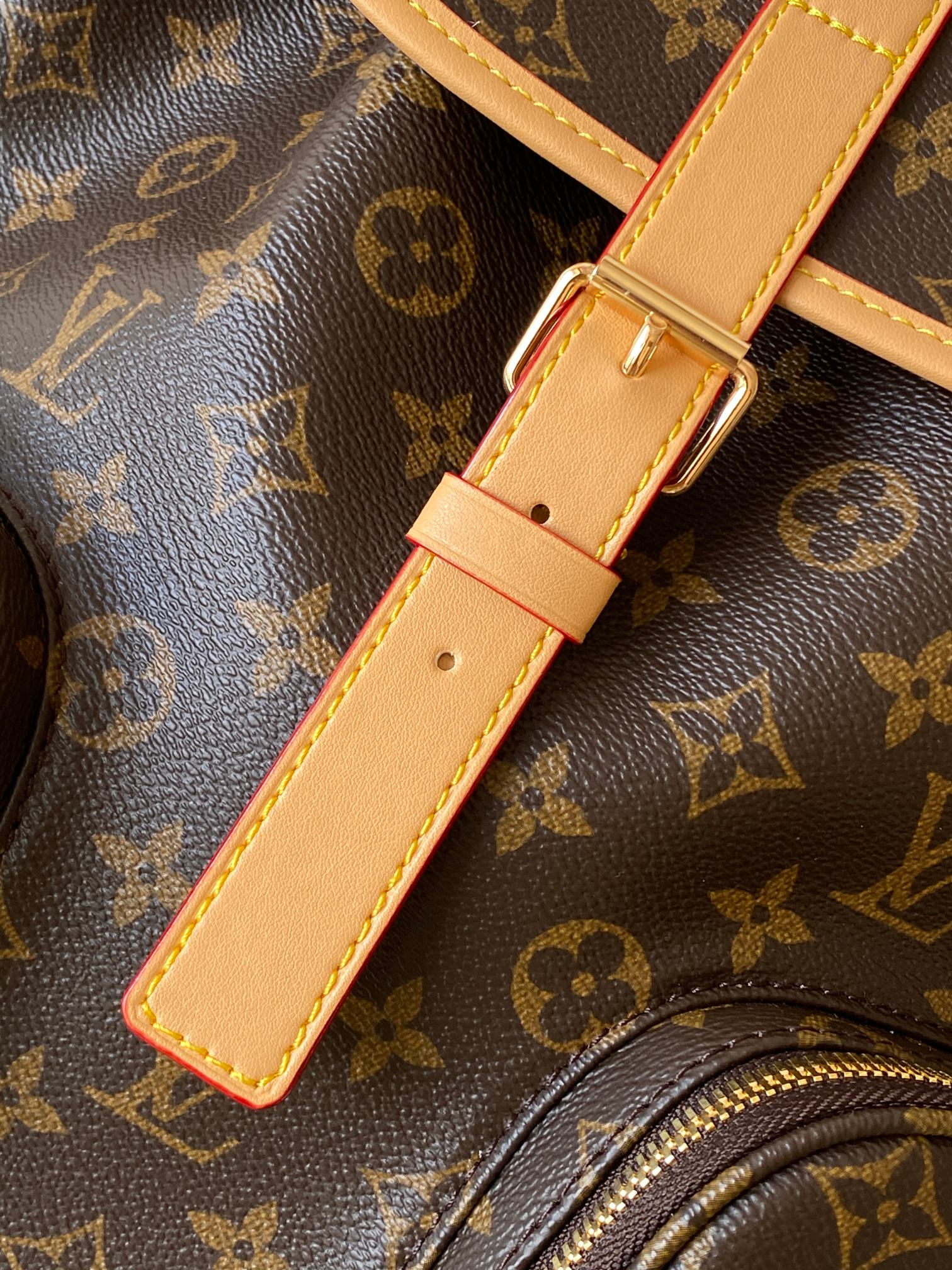 P530💰 【163c01 芯片】顶级原单 M40107 Monogram 帆布双肩包的名字 Bosphore，是流经伊斯坦布尔的一条海峡。背包设有多个可装手机、便携式音乐播放机和报纸杂志等的口袋。尺寸：31 x 38 x 11 cm