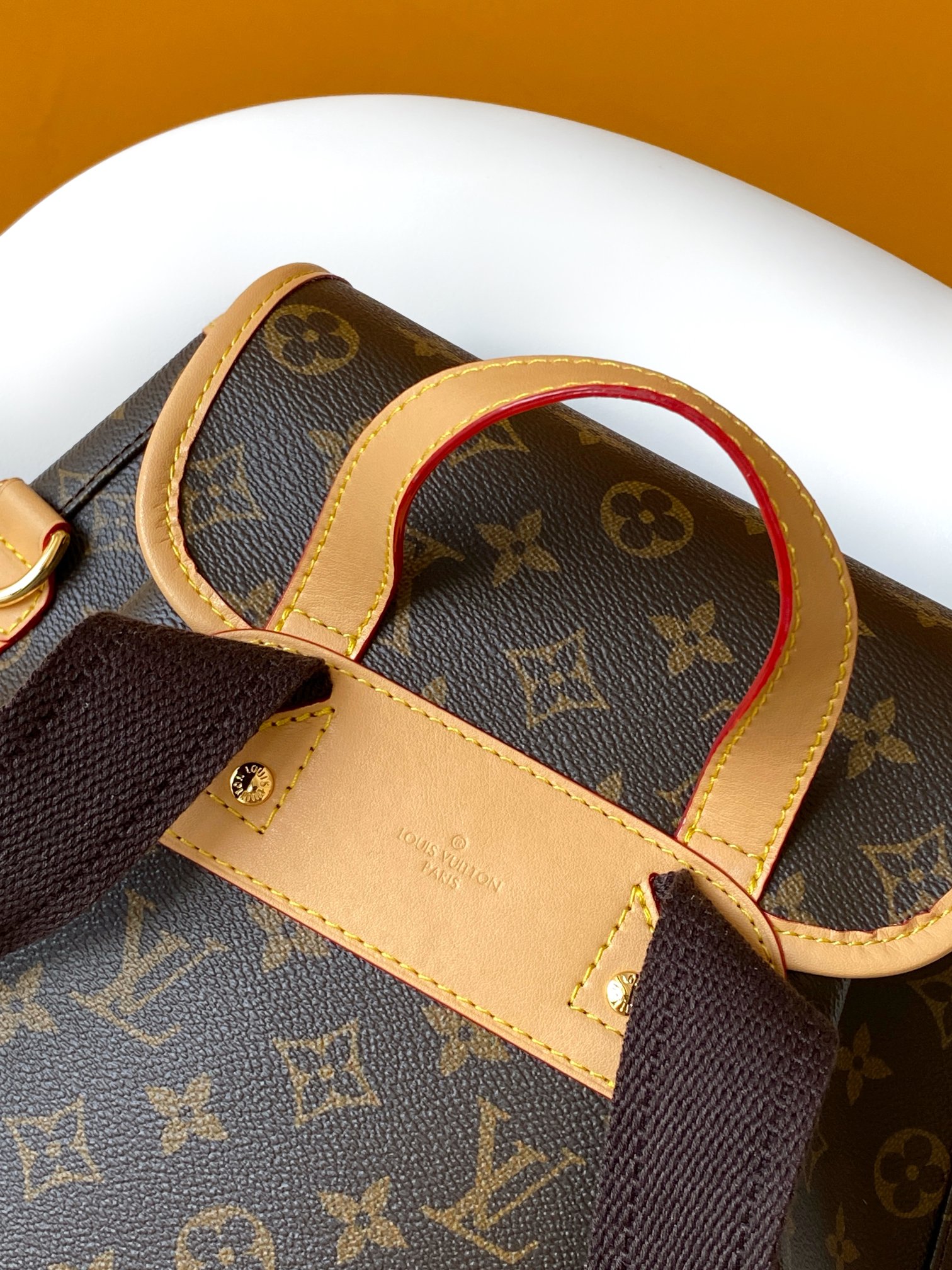 P530💰 【163c01 芯片】顶级原单 M40107 Monogram 帆布双肩包的名字 Bosphore，是流经伊斯坦布尔的一条海峡。背包设有多个可装手机、便携式音乐播放机和报纸杂志等的口袋。尺寸：31 x 38 x 11 cm