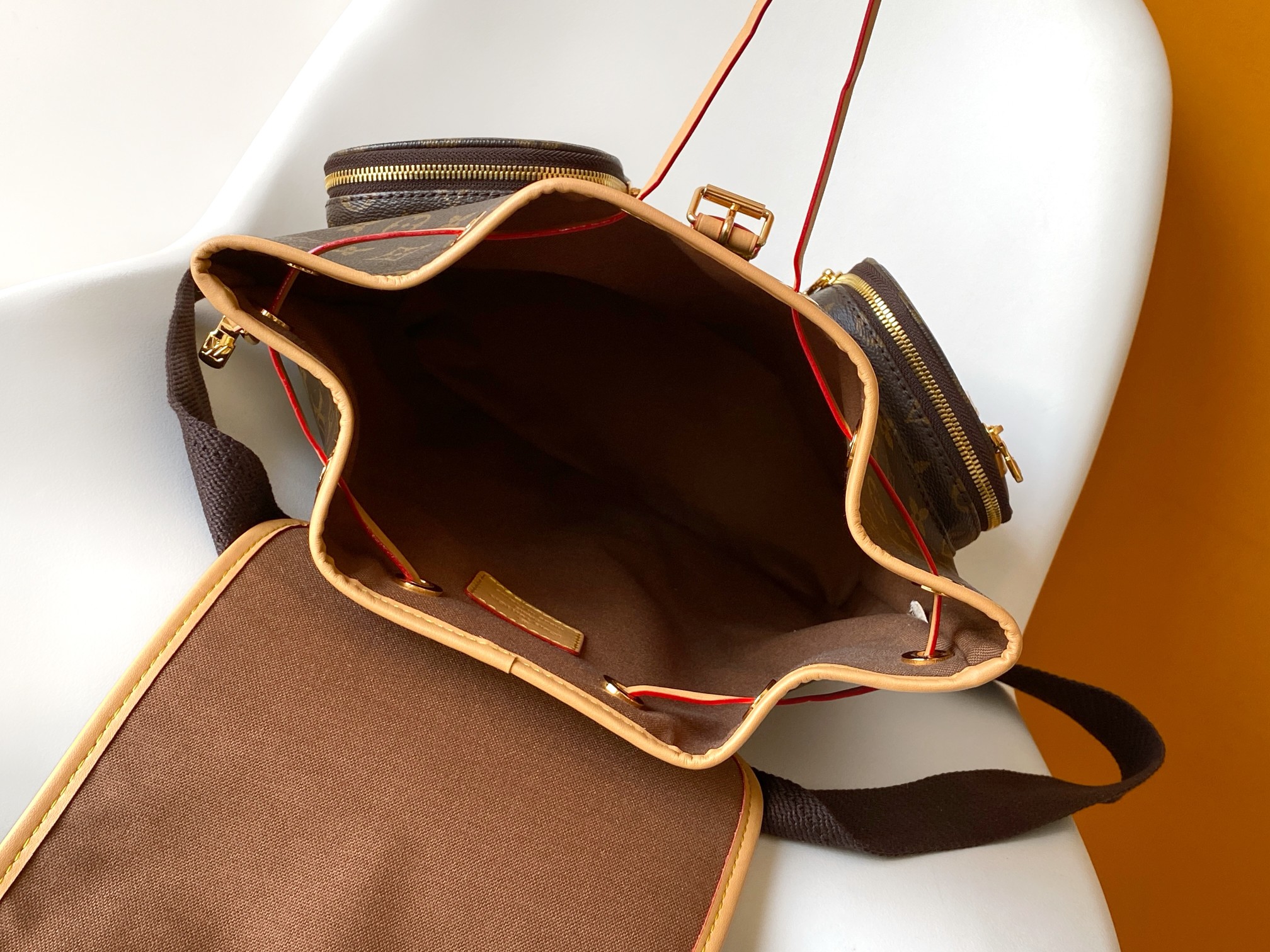 P530💰 【163c01 芯片】顶级原单 M40107 Monogram 帆布双肩包的名字 Bosphore，是流经伊斯坦布尔的一条海峡。背包设有多个可装手机、便携式音乐播放机和报纸杂志等的口袋。尺寸：31 x 38 x 11 cm