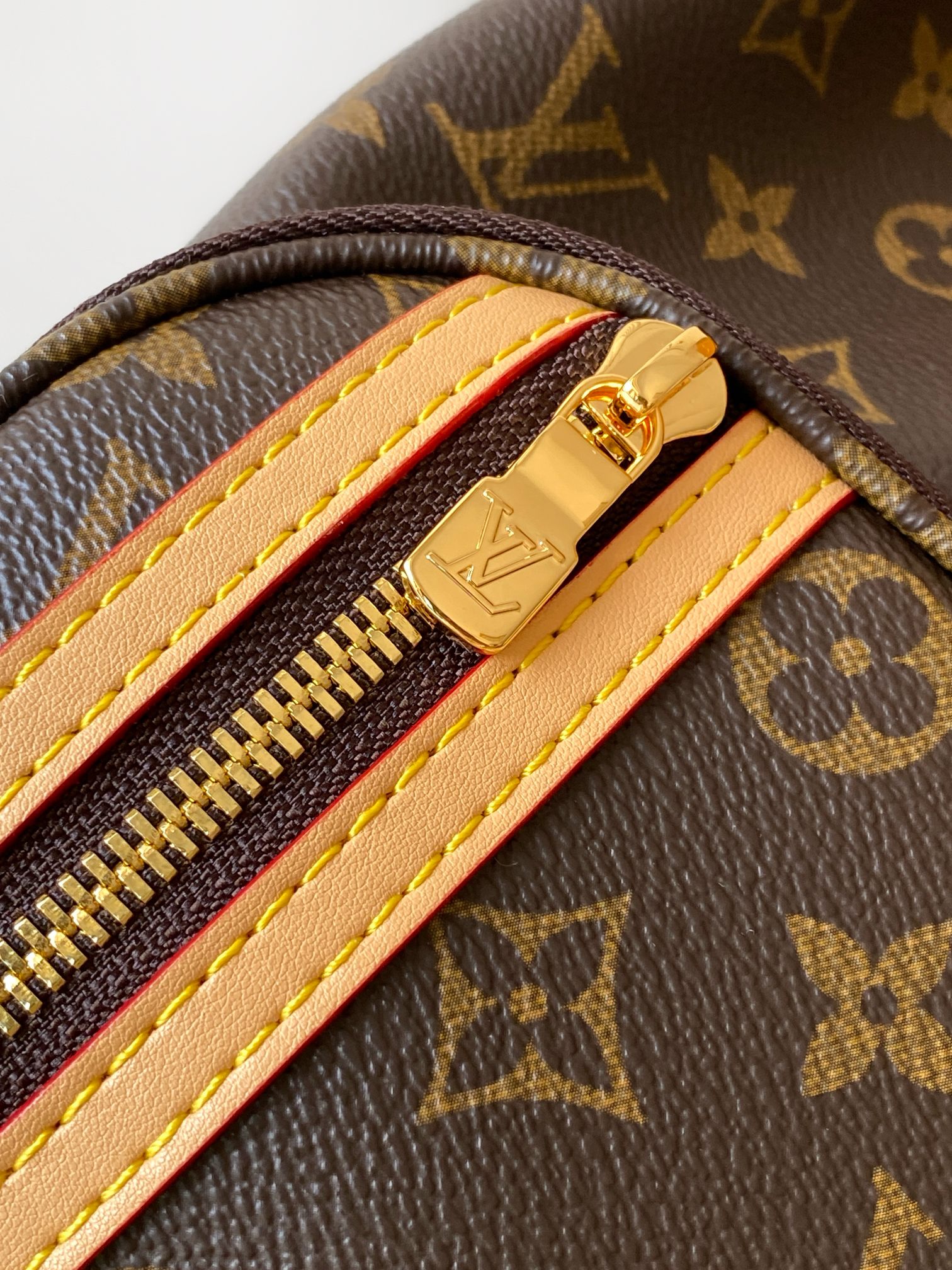 P530💰 【163c01 芯片】顶级原单 M40107 Monogram 帆布双肩包的名字 Bosphore，是流经伊斯坦布尔的一条海峡。背包设有多个可装手机、便携式音乐播放机和报纸杂志等的口袋。尺寸：31 x 38 x 11 cm