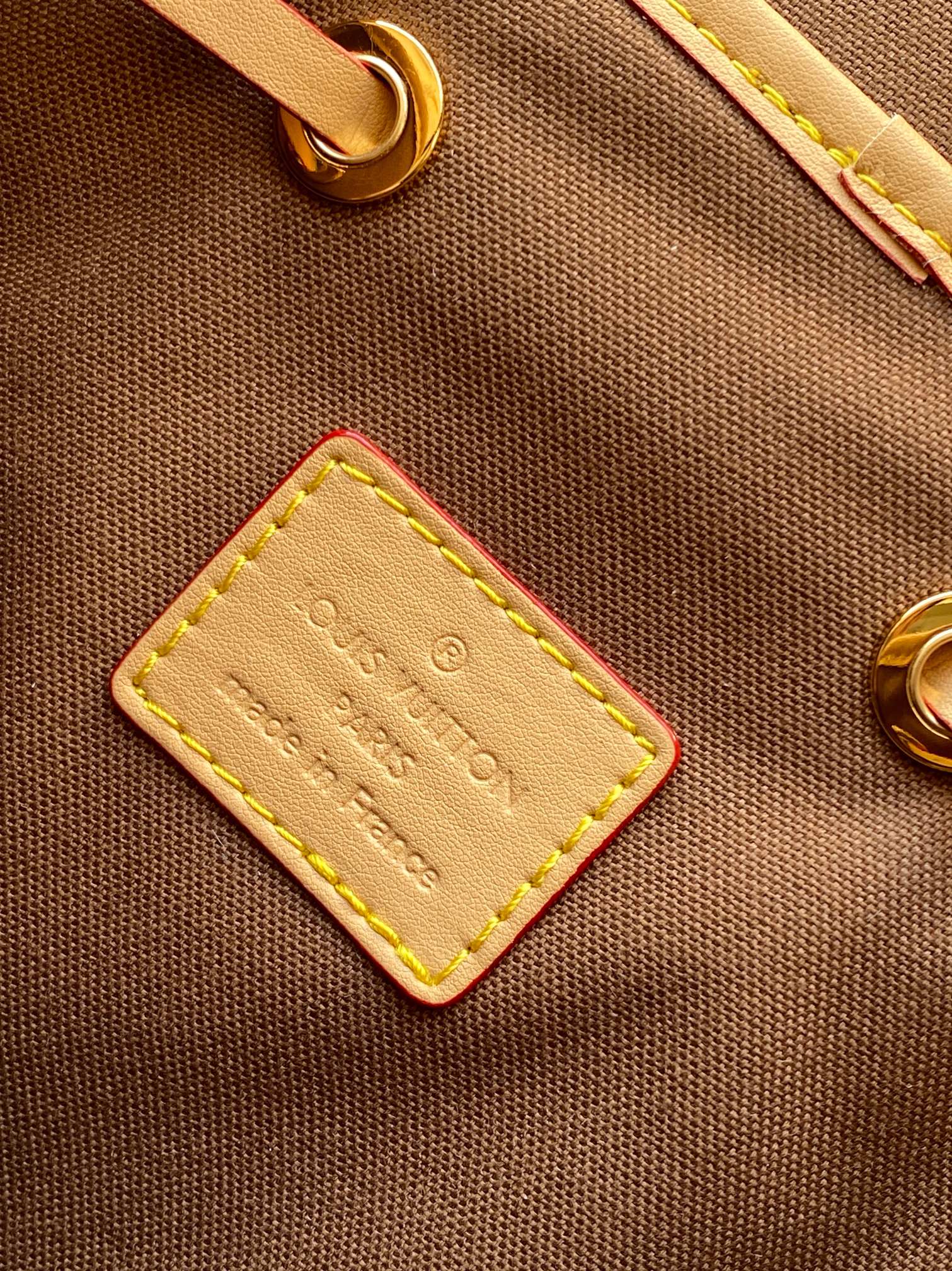 P530💰 【163c01 芯片】顶级原单 M40107 Monogram 帆布双肩包的名字 Bosphore，是流经伊斯坦布尔的一条海峡。背包设有多个可装手机、便携式音乐播放机和报纸杂志等的口袋。尺寸：31 x 38 x 11 cm