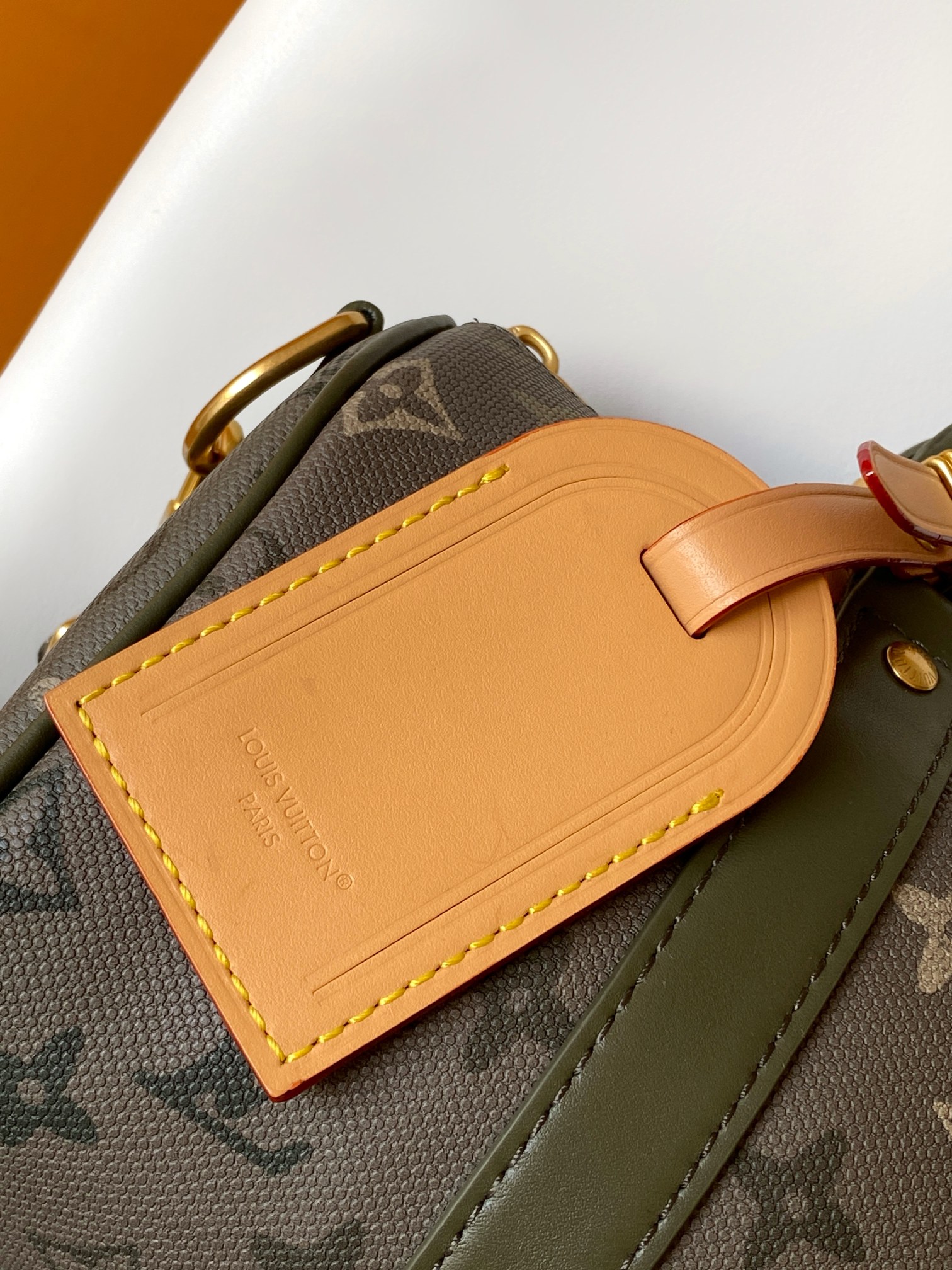 p480 💰【163c01芯片】M26930. M27161 M26818 M13166黄色 M12684绿色顶级原单 动态变码本款 Keepall Bandouli&egrave;re 25 手袋浓缩经典 Keepall 旅行袋设计，以 Pharrell Williams 创作的 Monogram Surfin&rsquo; 帆布演绎都市型格。繁复图案融合缤纷夏日元素，洋溢热带风情和复古格调，可拆卸肩带和辊压皮革手柄实现多种背携方式。25.0 x 15.0 x 11.0 厘米 (长 x 高 x 宽)
	&bull;	Monogram Surfin&rsquo; 涂层帆布
	&bull;	牛皮革饰边
	&bull;	织物内衬
	&bull;	抛光金属件
	&bull;	拉链主隔层
	&bull;	可拆卸名牌
	&bull;	肩带：可拆卸，可调节
	&bull;	包带半长：55.0 厘米
	&bull;	包带半长可调至：63.0 厘米
	&bull;	手柄：双手柄