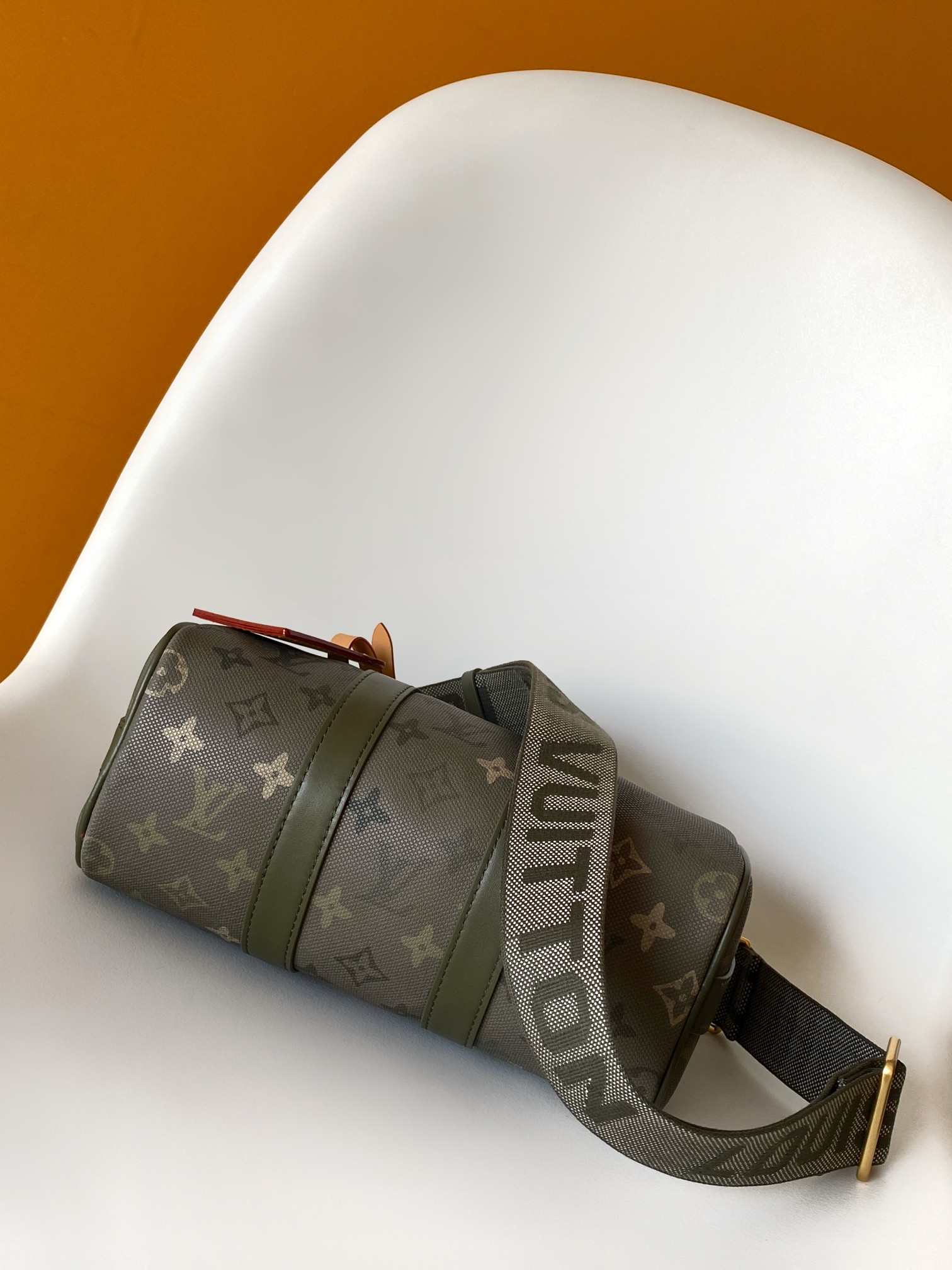 p480 💰【163c01芯片】M26930. M27161 M26818 M13166黄色 M12684绿色顶级原单 动态变码本款 Keepall Bandouli&egrave;re 25 手袋浓缩经典 Keepall 旅行袋设计，以 Pharrell Williams 创作的 Monogram Surfin&rsquo; 帆布演绎都市型格。繁复图案融合缤纷夏日元素，洋溢热带风情和复古格调，可拆卸肩带和辊压皮革手柄实现多种背携方式。25.0 x 15.0 x 11.0 厘米 (长 x 高 x 宽)
	&bull;	Monogram Surfin&rsquo; 涂层帆布
	&bull;	牛皮革饰边
	&bull;	织物内衬
	&bull;	抛光金属件
	&bull;	拉链主隔层
	&bull;	可拆卸名牌
	&bull;	肩带：可拆卸，可调节
	&bull;	包带半长：55.0 厘米
	&bull;	包带半长可调至：63.0 厘米
	&bull;	手柄：双手柄