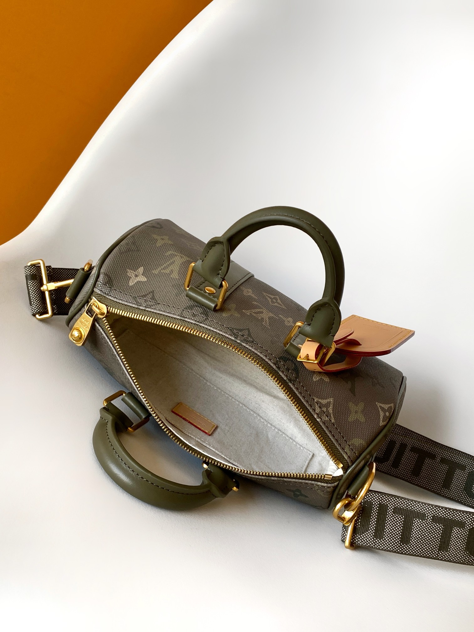 p480 💰【163c01芯片】M26930. M27161 M26818 M13166黄色 M12684绿色顶级原单 动态变码本款 Keepall Bandouli&egrave;re 25 手袋浓缩经典 Keepall 旅行袋设计，以 Pharrell Williams 创作的 Monogram Surfin&rsquo; 帆布演绎都市型格。繁复图案融合缤纷夏日元素，洋溢热带风情和复古格调，可拆卸肩带和辊压皮革手柄实现多种背携方式。25.0 x 15.0 x 11.0 厘米 (长 x 高 x 宽)
	&bull;	Monogram Surfin&rsquo; 涂层帆布
	&bull;	牛皮革饰边
	&bull;	织物内衬
	&bull;	抛光金属件
	&bull;	拉链主隔层
	&bull;	可拆卸名牌
	&bull;	肩带：可拆卸，可调节
	&bull;	包带半长：55.0 厘米
	&bull;	包带半长可调至：63.0 厘米
	&bull;	手柄：双手柄