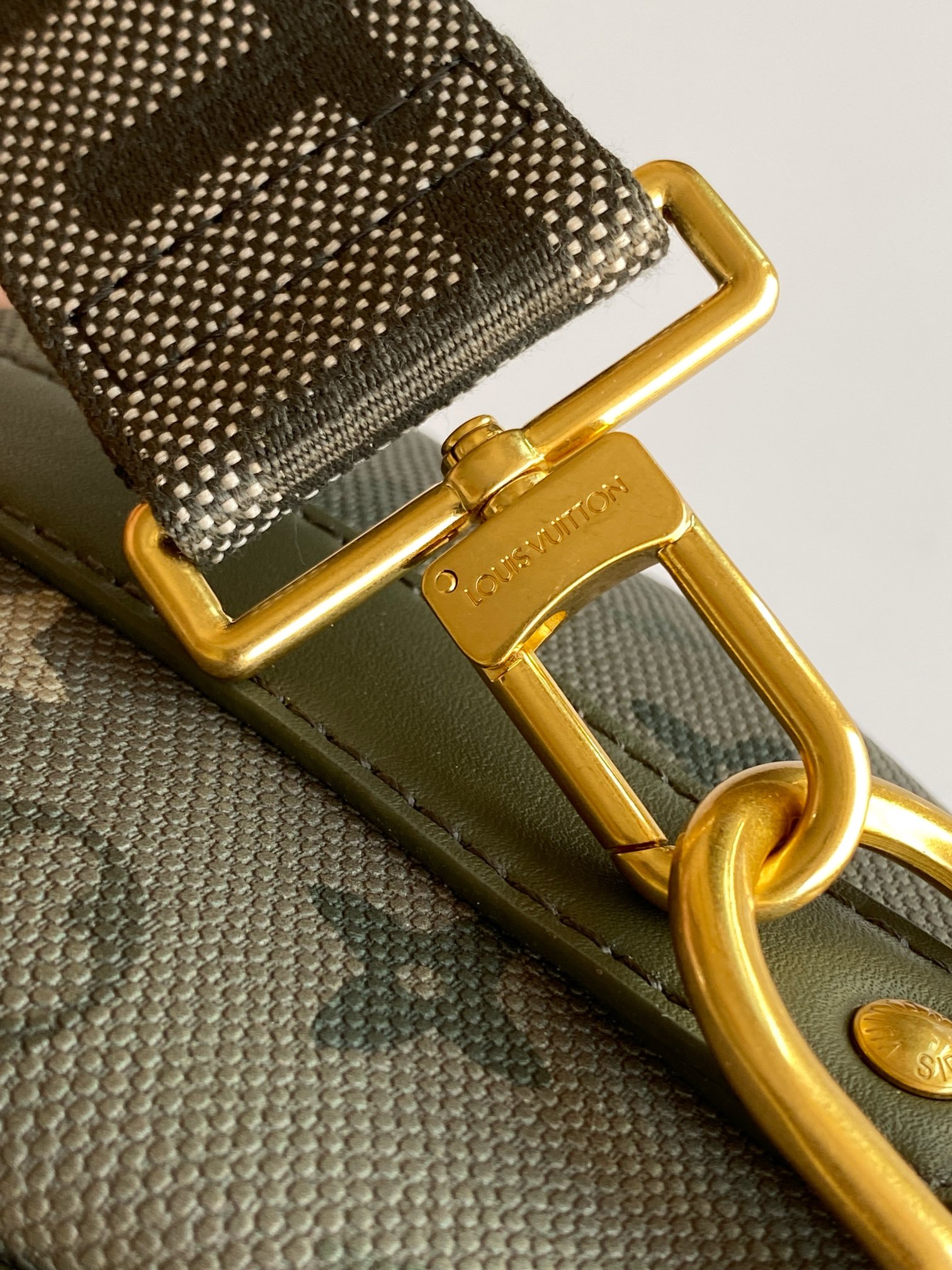 p480 💰【163c01芯片】M26930. M27161 M26818 M13166黄色 M12684绿色顶级原单 动态变码本款 Keepall Bandouli&egrave;re 25 手袋浓缩经典 Keepall 旅行袋设计，以 Pharrell Williams 创作的 Monogram Surfin&rsquo; 帆布演绎都市型格。繁复图案融合缤纷夏日元素，洋溢热带风情和复古格调，可拆卸肩带和辊压皮革手柄实现多种背携方式。25.0 x 15.0 x 11.0 厘米 (长 x 高 x 宽)
	&bull;	Monogram Surfin&rsquo; 涂层帆布
	&bull;	牛皮革饰边
	&bull;	织物内衬
	&bull;	抛光金属件
	&bull;	拉链主隔层
	&bull;	可拆卸名牌
	&bull;	肩带：可拆卸，可调节
	&bull;	包带半长：55.0 厘米
	&bull;	包带半长可调至：63.0 厘米
	&bull;	手柄：双手柄