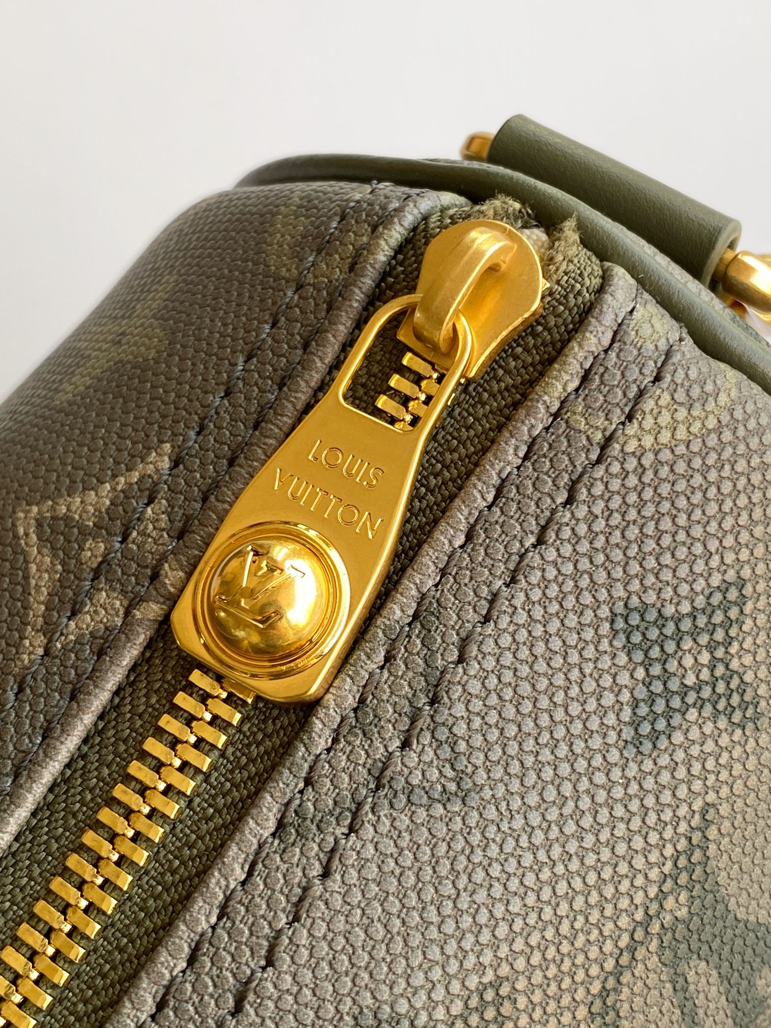 p480 💰【163c01芯片】M26930. M27161 M26818 M13166黄色 M12684绿色顶级原单 动态变码本款 Keepall Bandouli&egrave;re 25 手袋浓缩经典 Keepall 旅行袋设计，以 Pharrell Williams 创作的 Monogram Surfin&rsquo; 帆布演绎都市型格。繁复图案融合缤纷夏日元素，洋溢热带风情和复古格调，可拆卸肩带和辊压皮革手柄实现多种背携方式。25.0 x 15.0 x 11.0 厘米 (长 x 高 x 宽)
	&bull;	Monogram Surfin&rsquo; 涂层帆布
	&bull;	牛皮革饰边
	&bull;	织物内衬
	&bull;	抛光金属件
	&bull;	拉链主隔层
	&bull;	可拆卸名牌
	&bull;	肩带：可拆卸，可调节
	&bull;	包带半长：55.0 厘米
	&bull;	包带半长可调至：63.0 厘米
	&bull;	手柄：双手柄