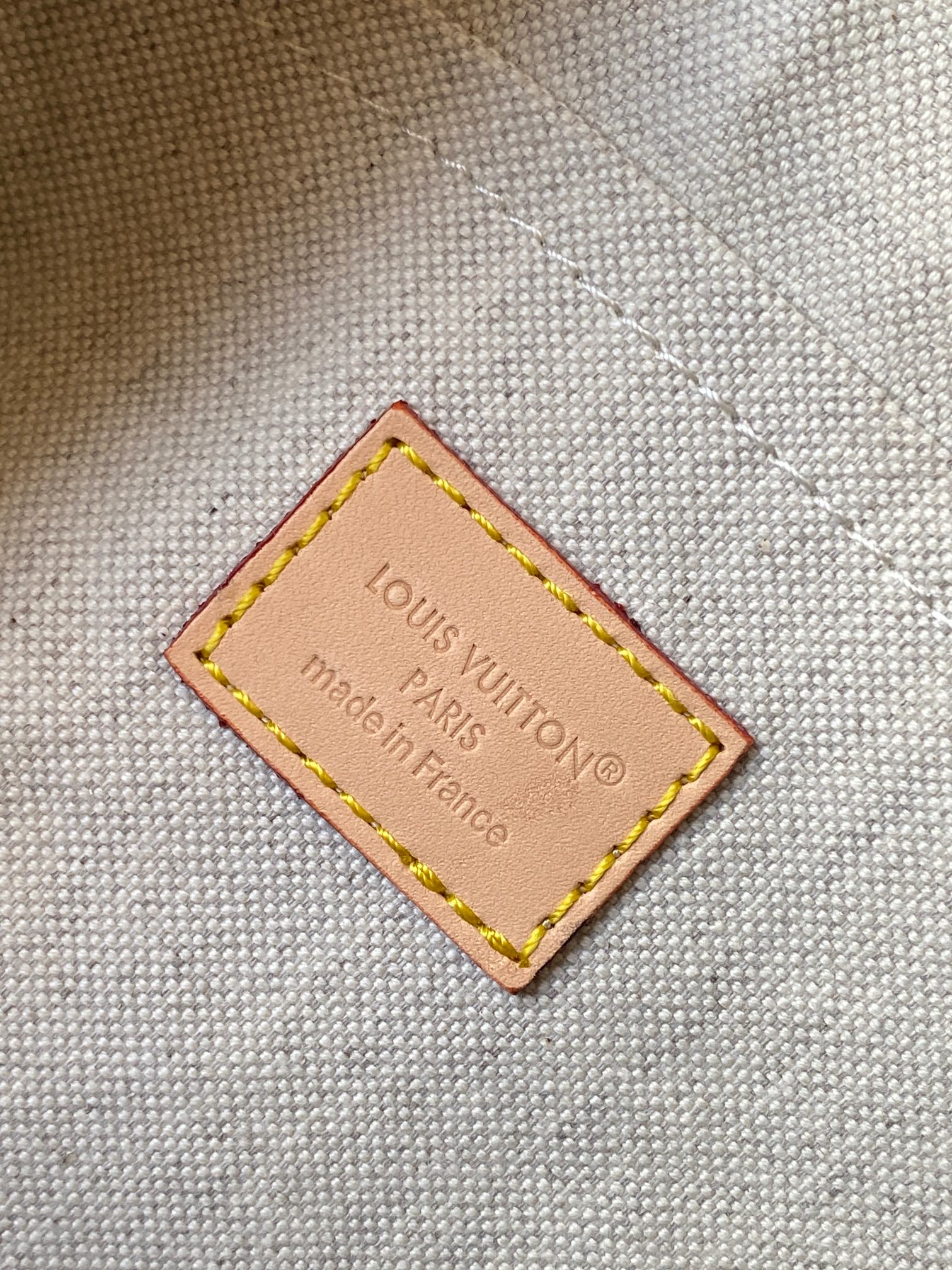 p480 💰【163c01芯片】M26930. M27161 M26818 M13166黄色 M12684绿色顶级原单 动态变码本款 Keepall Bandouli&egrave;re 25 手袋浓缩经典 Keepall 旅行袋设计，以 Pharrell Williams 创作的 Monogram Surfin&rsquo; 帆布演绎都市型格。繁复图案融合缤纷夏日元素，洋溢热带风情和复古格调，可拆卸肩带和辊压皮革手柄实现多种背携方式。25.0 x 15.0 x 11.0 厘米 (长 x 高 x 宽)
	&bull;	Monogram Surfin&rsquo; 涂层帆布
	&bull;	牛皮革饰边
	&bull;	织物内衬
	&bull;	抛光金属件
	&bull;	拉链主隔层
	&bull;	可拆卸名牌
	&bull;	肩带：可拆卸，可调节
	&bull;	包带半长：55.0 厘米
	&bull;	包带半长可调至：63.0 厘米
	&bull;	手柄：双手柄