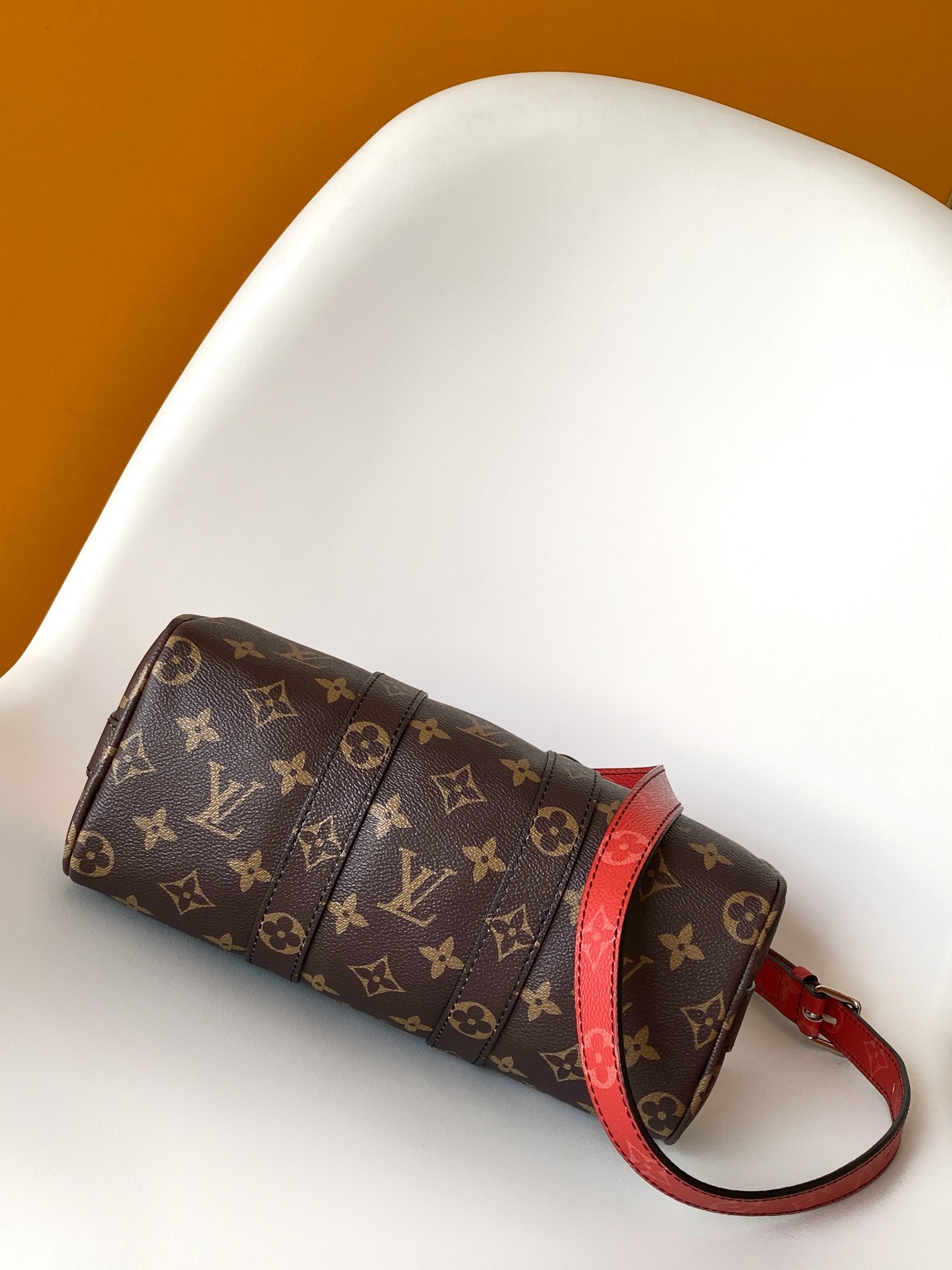 p520 💰【163c01芯片】M28026渐变橙M26930. M27161 M26818 M13166黄色 M12684绿色顶级原单 动态变码本款 Keepall Bandouli&egrave;re 25 手袋浓缩经典 Keepall 旅行袋设计，以 Pharrell Williams 创作的 Monogram Surfin&rsquo; 帆布演绎都市型格。繁复图案融合缤纷夏日元素，洋溢热带风情和复古格调，可拆卸肩带和辊压皮革手柄实现多种背携方式。25.0 x 15.0 x 11.0 厘米 (长 x 高 x 宽)
	&bull;	Monogram Surfin&rsquo; 涂层帆布
	&bull;	牛皮革饰边
	&bull;	织物内衬
	&bull;	抛光金属件
	&bull;	拉链主隔层
	&bull;	可拆卸名牌
	&bull;	肩带：可拆卸，可调节
	&bull;	包带半长：55.0 厘米
	&bull;	包带半长可调至：63.0 厘米
	&bull;	手柄：双手柄